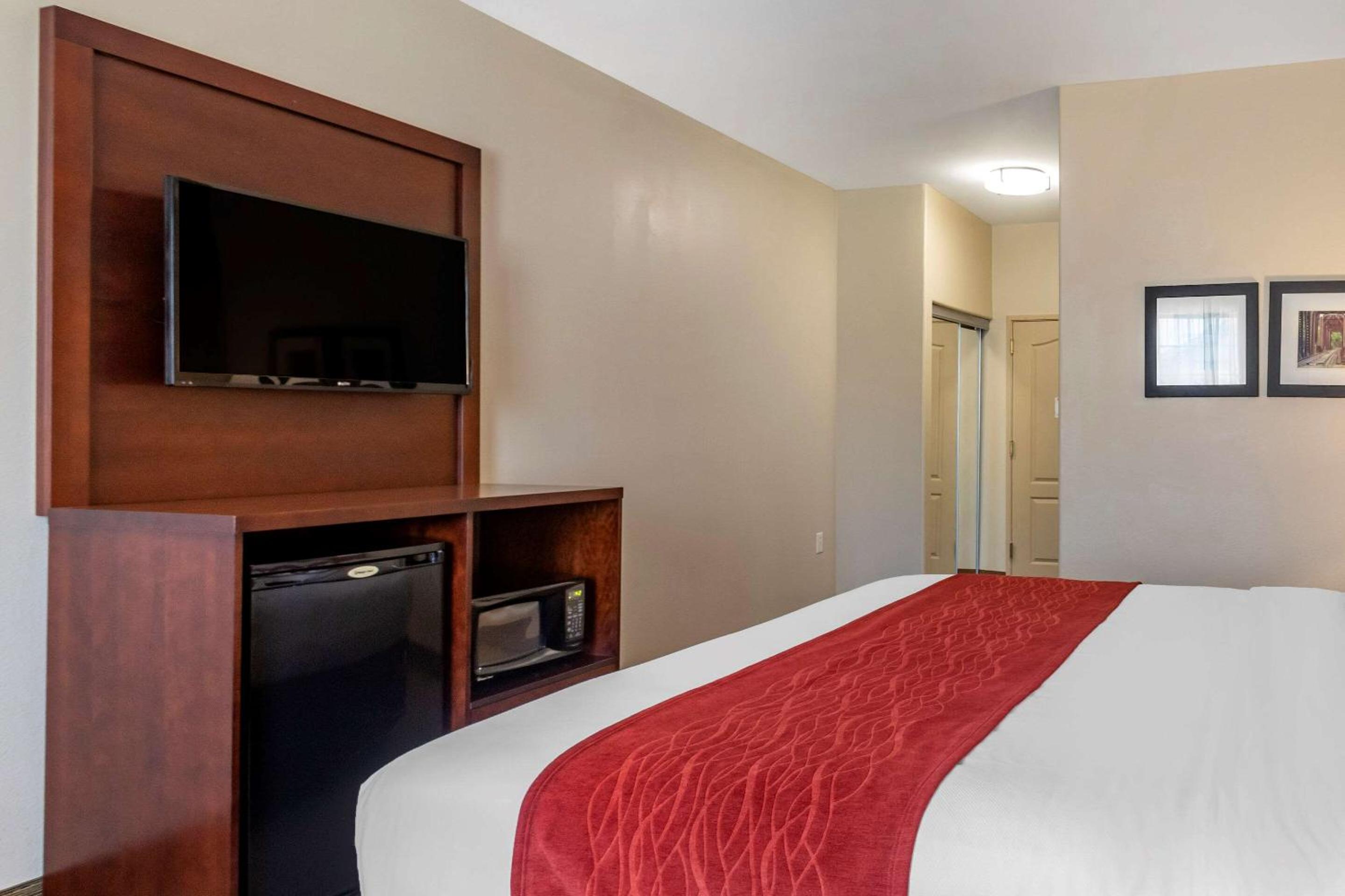 King Room - Non-Smoking - Photo 3