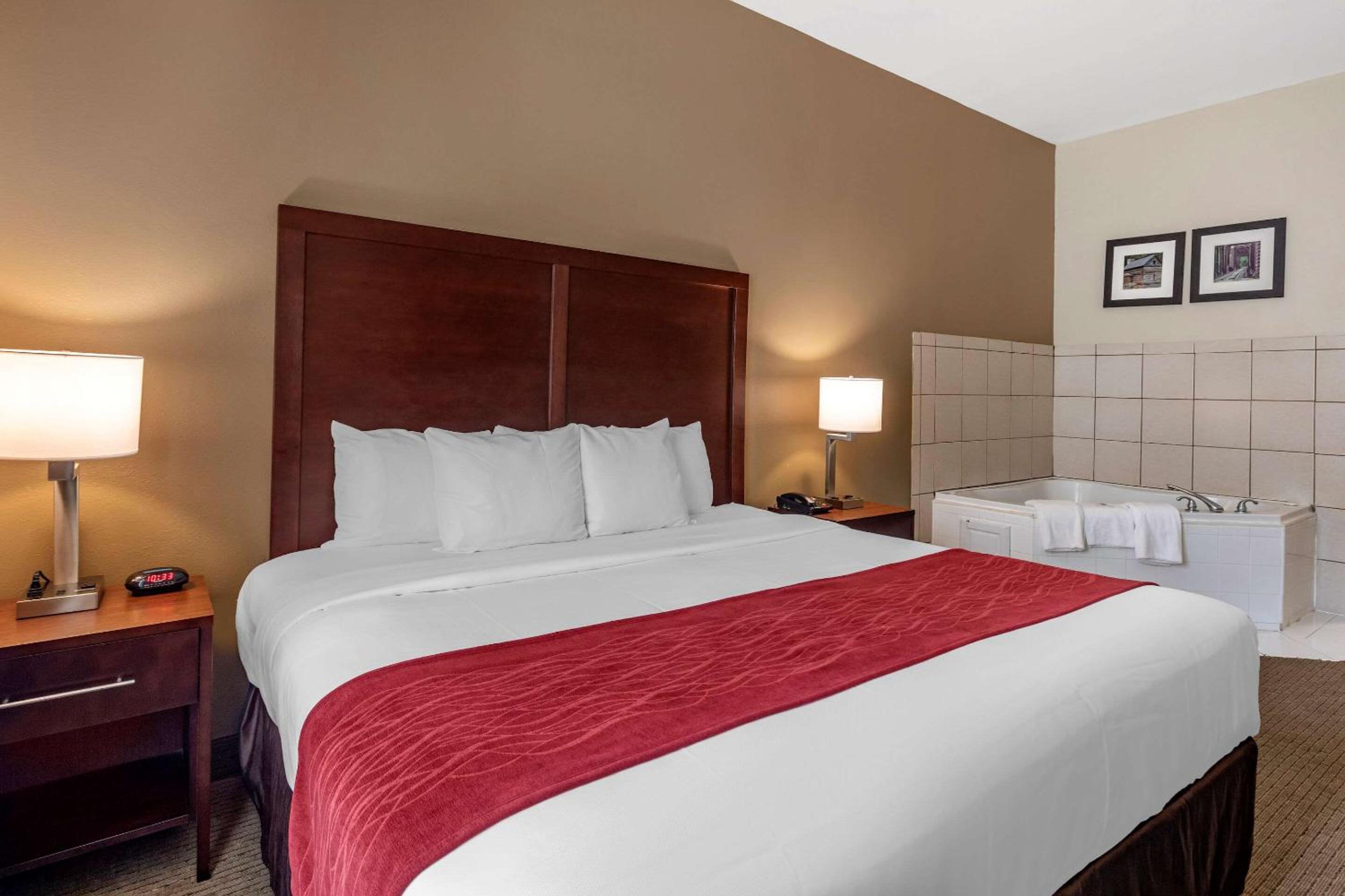 King Room with Hot Tub - Non-Smoking