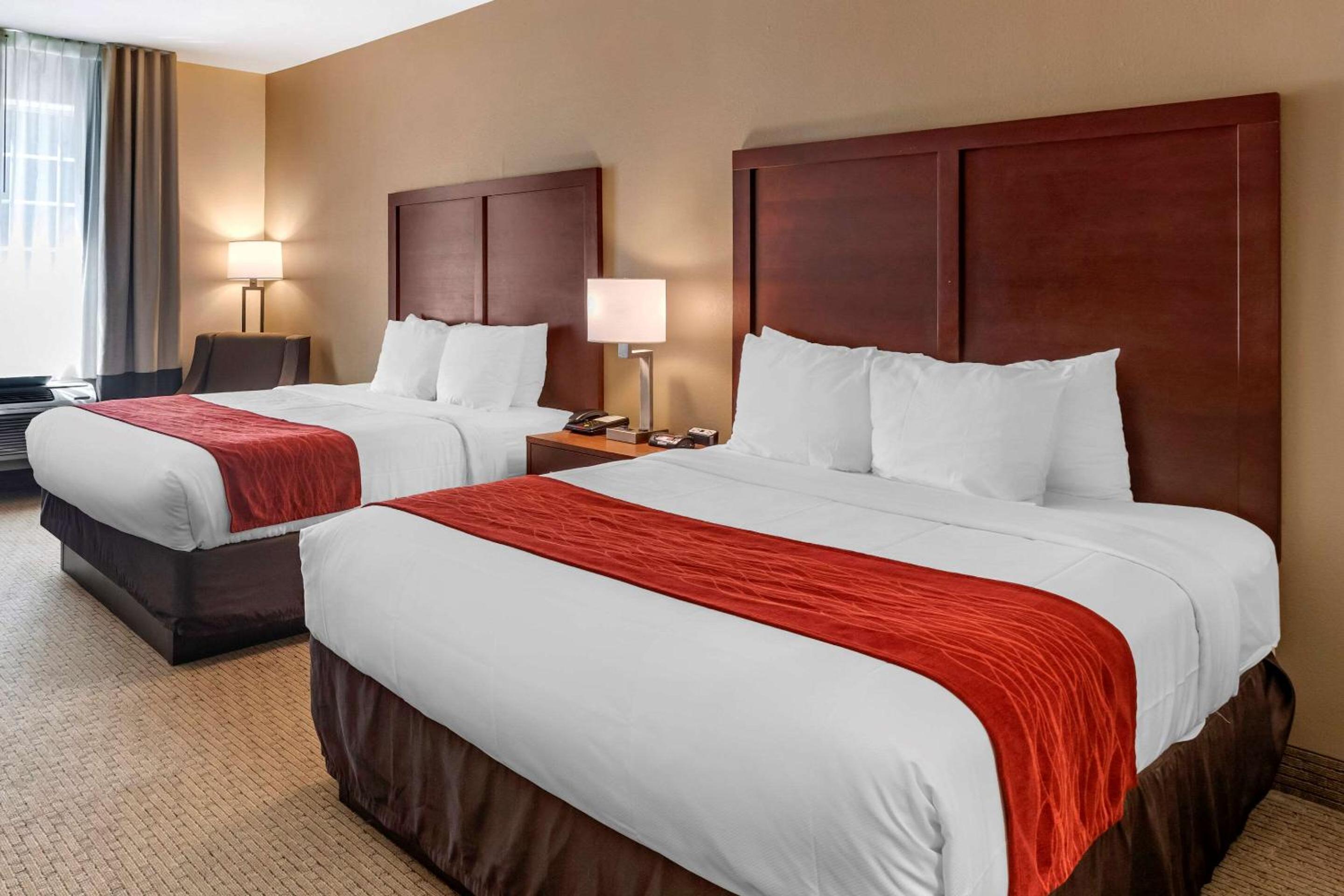 Queen Room with Two Queen Beds - Non-Smoking - Photo 1