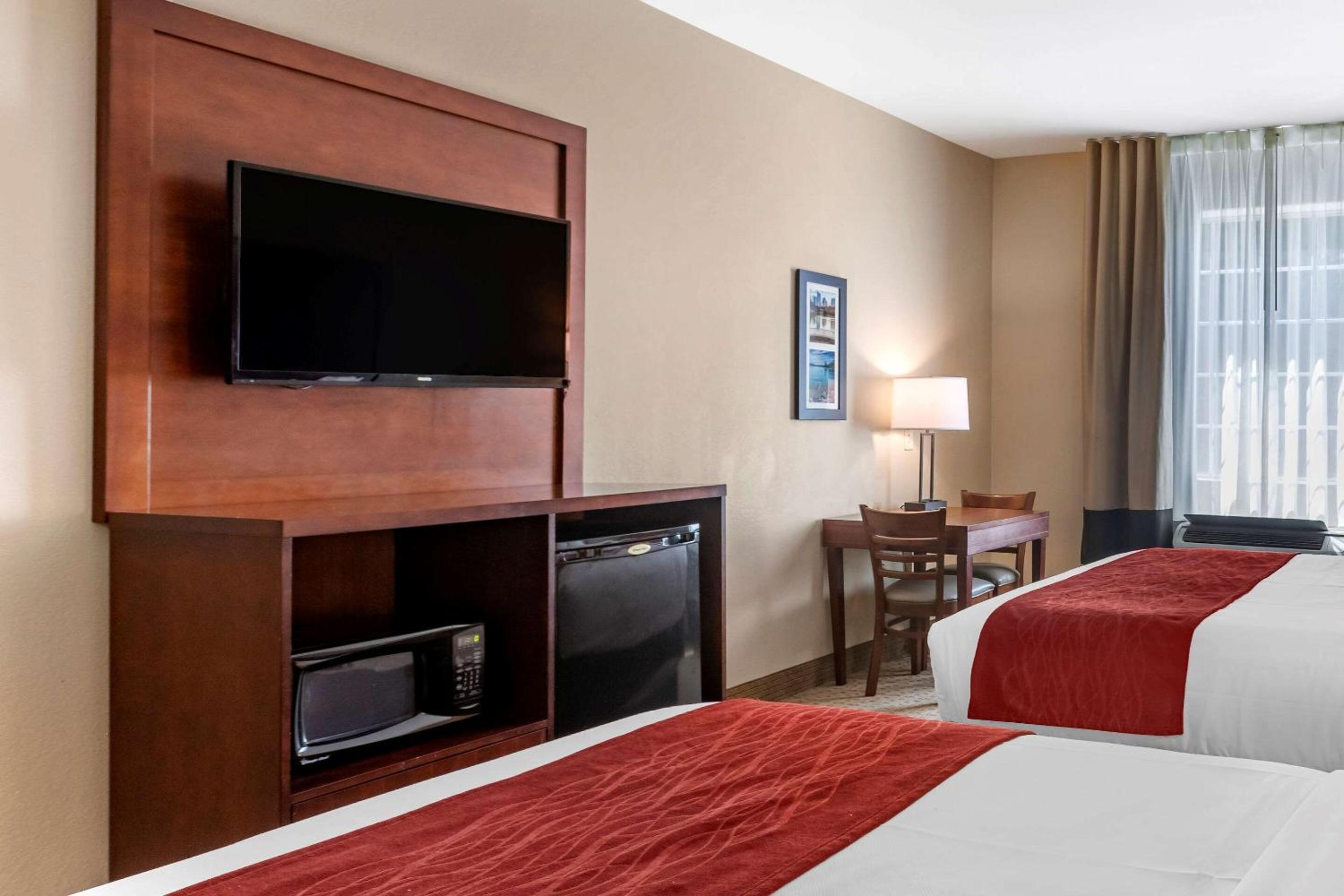Queen Room with Two Queen Beds - Non-Smoking - Photo 4