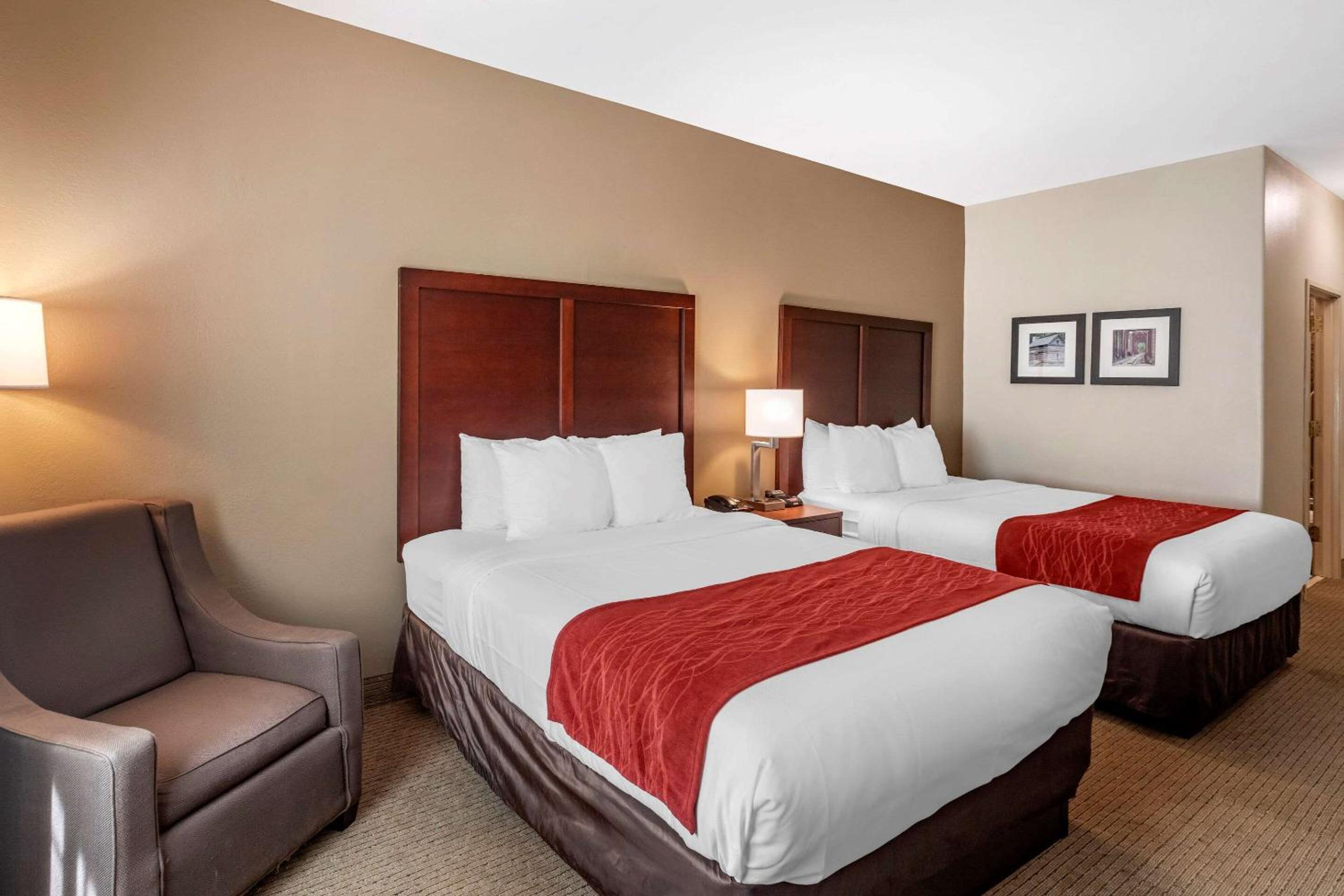 Queen Room with Two Queen Beds - Non-Smoking - Photo 3
