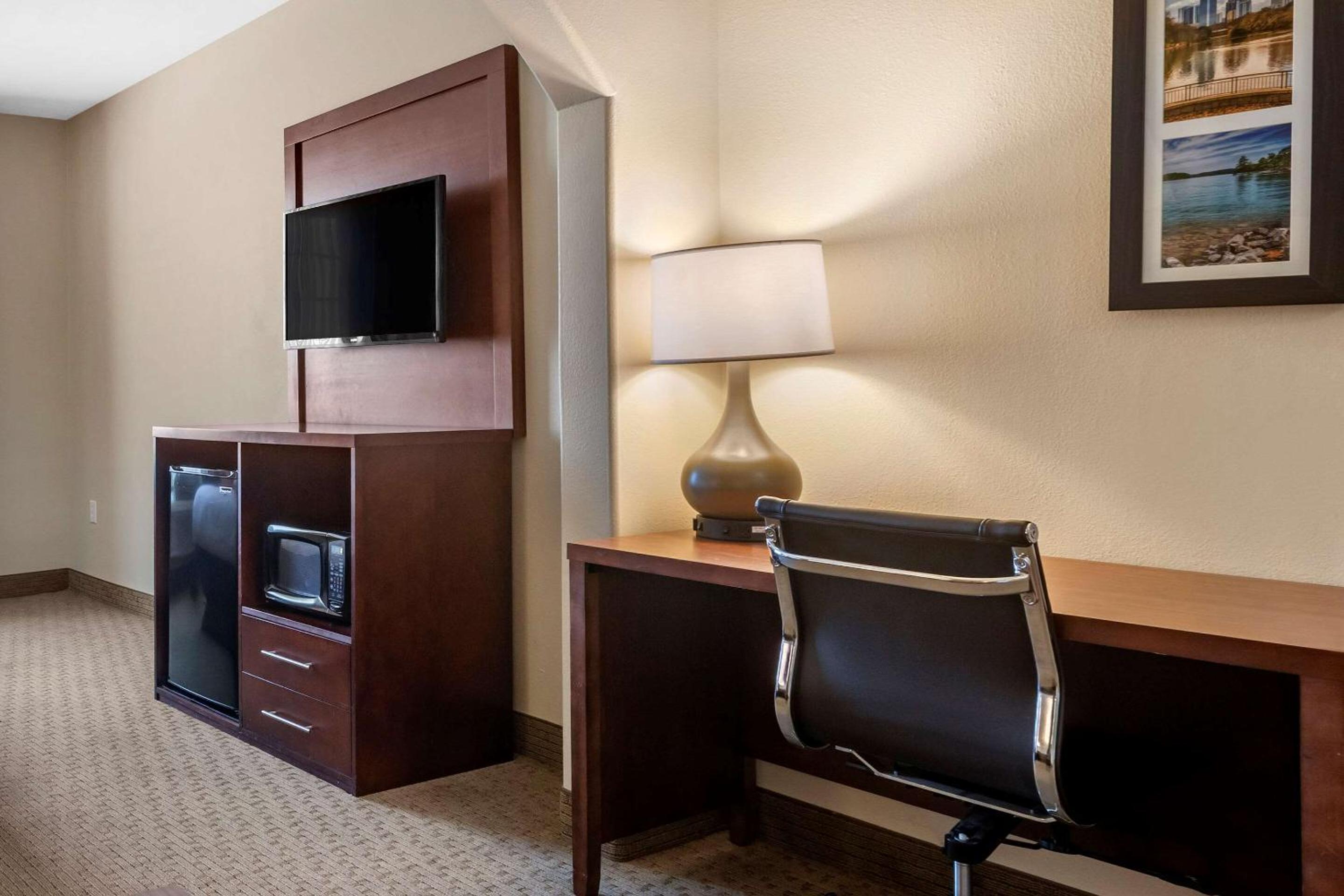 King Suite - Non-Smoking - Photo 3