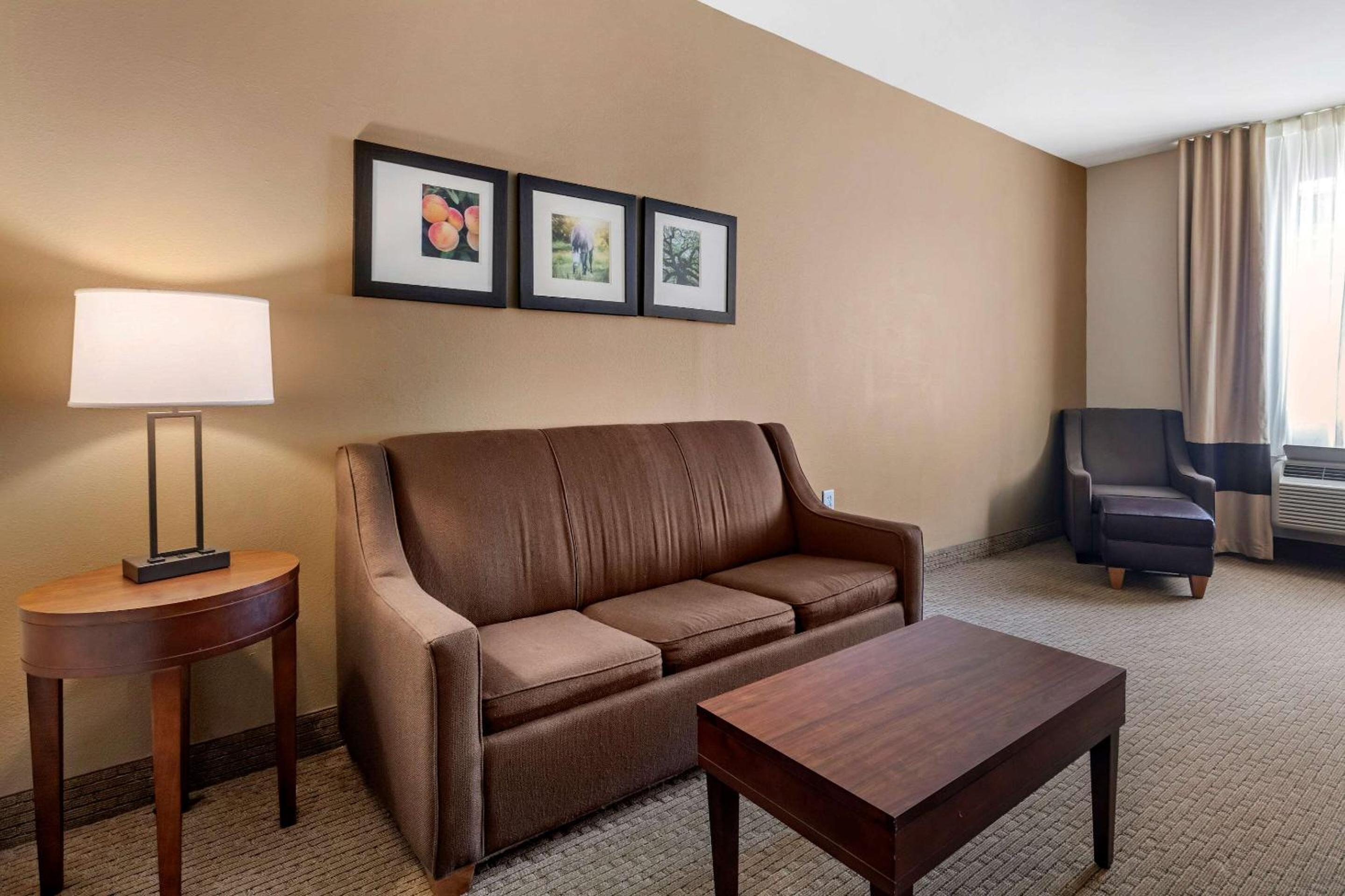 Queen Suite with Two Queen Beds - Non-Smoking - Photo 4