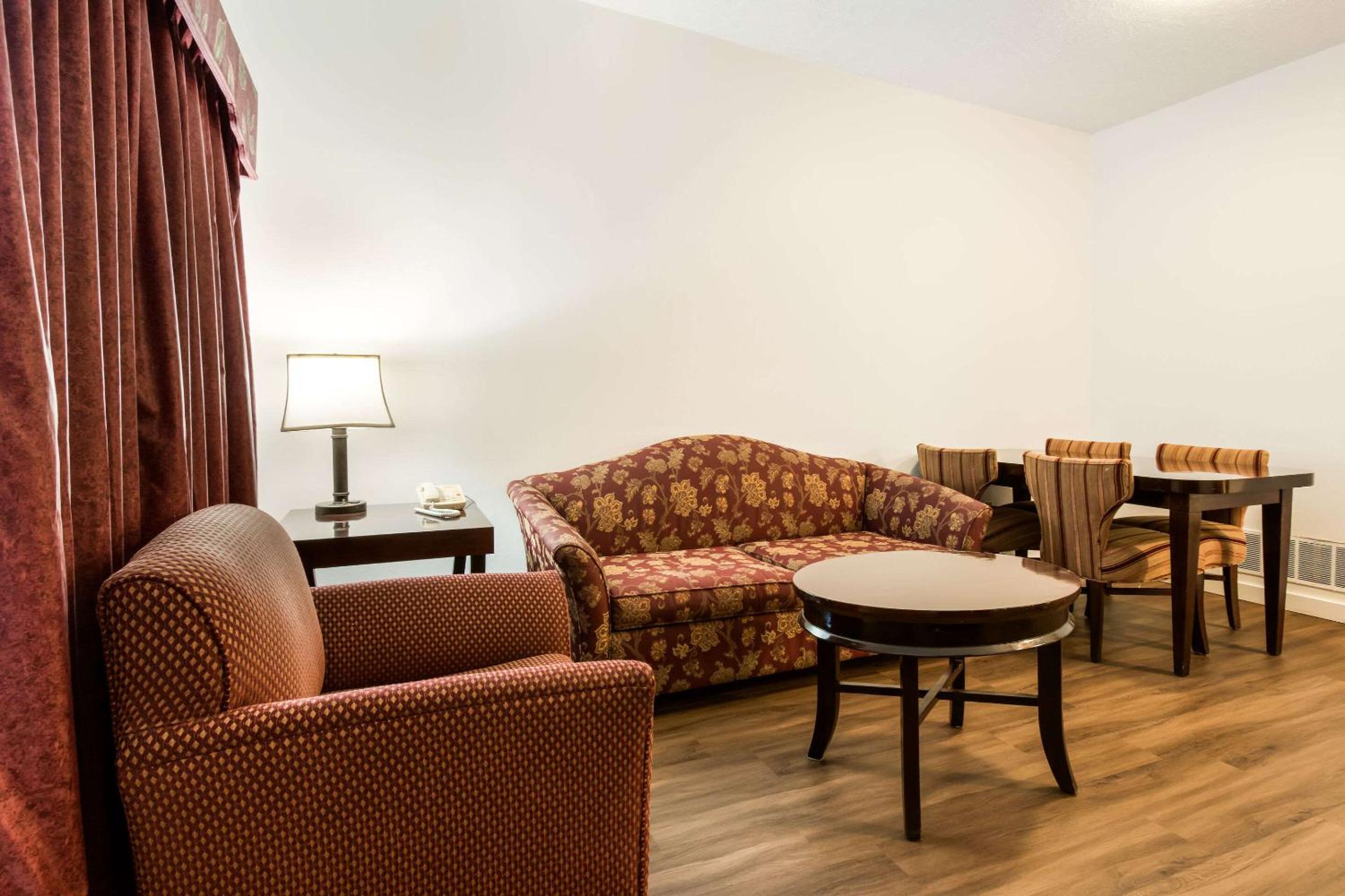 One-Bedroom King Suite with Sofa Bed - Non-Smoking photo 1