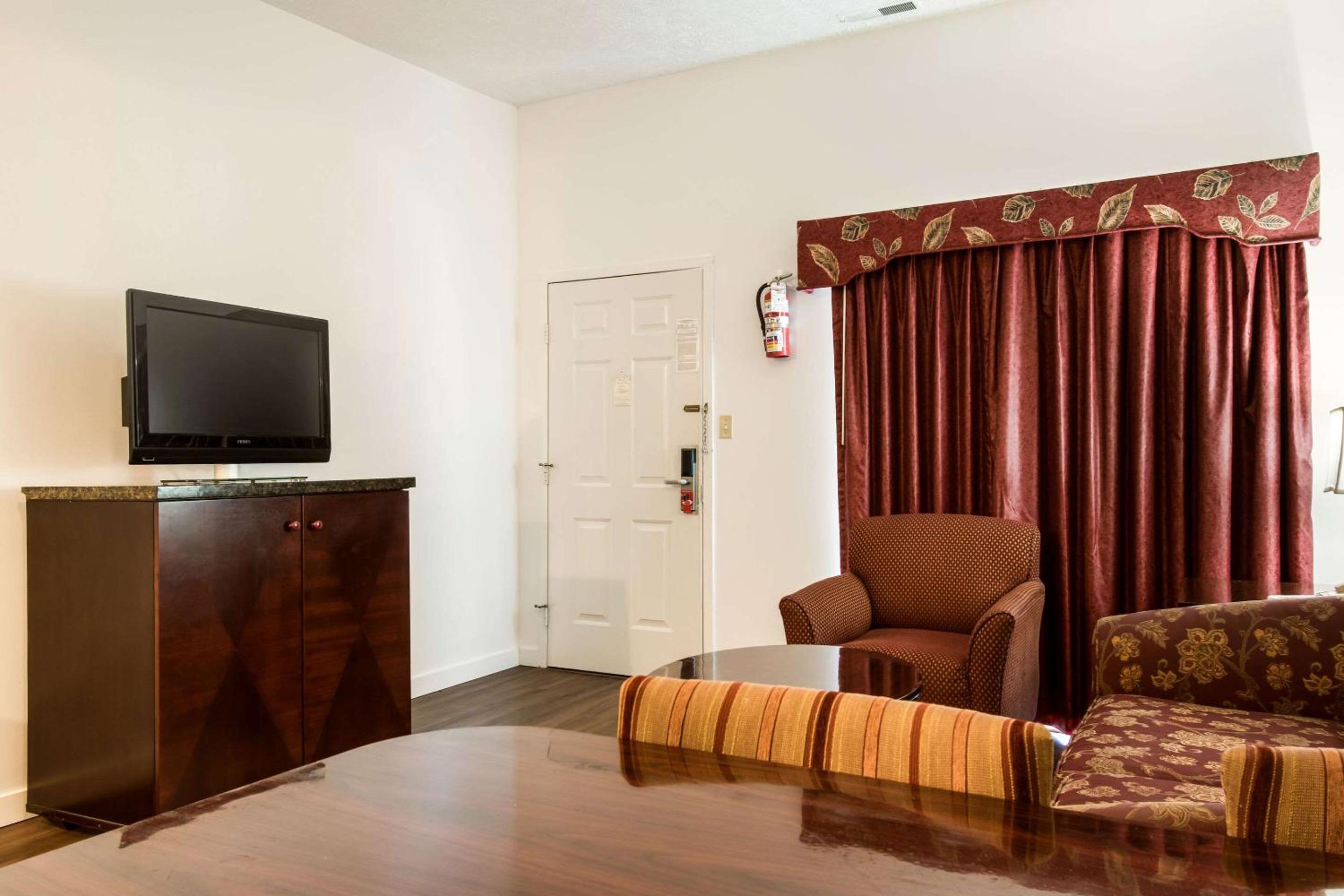 One-Bedroom King Suite with Sofa Bed - Non-Smoking photo 2