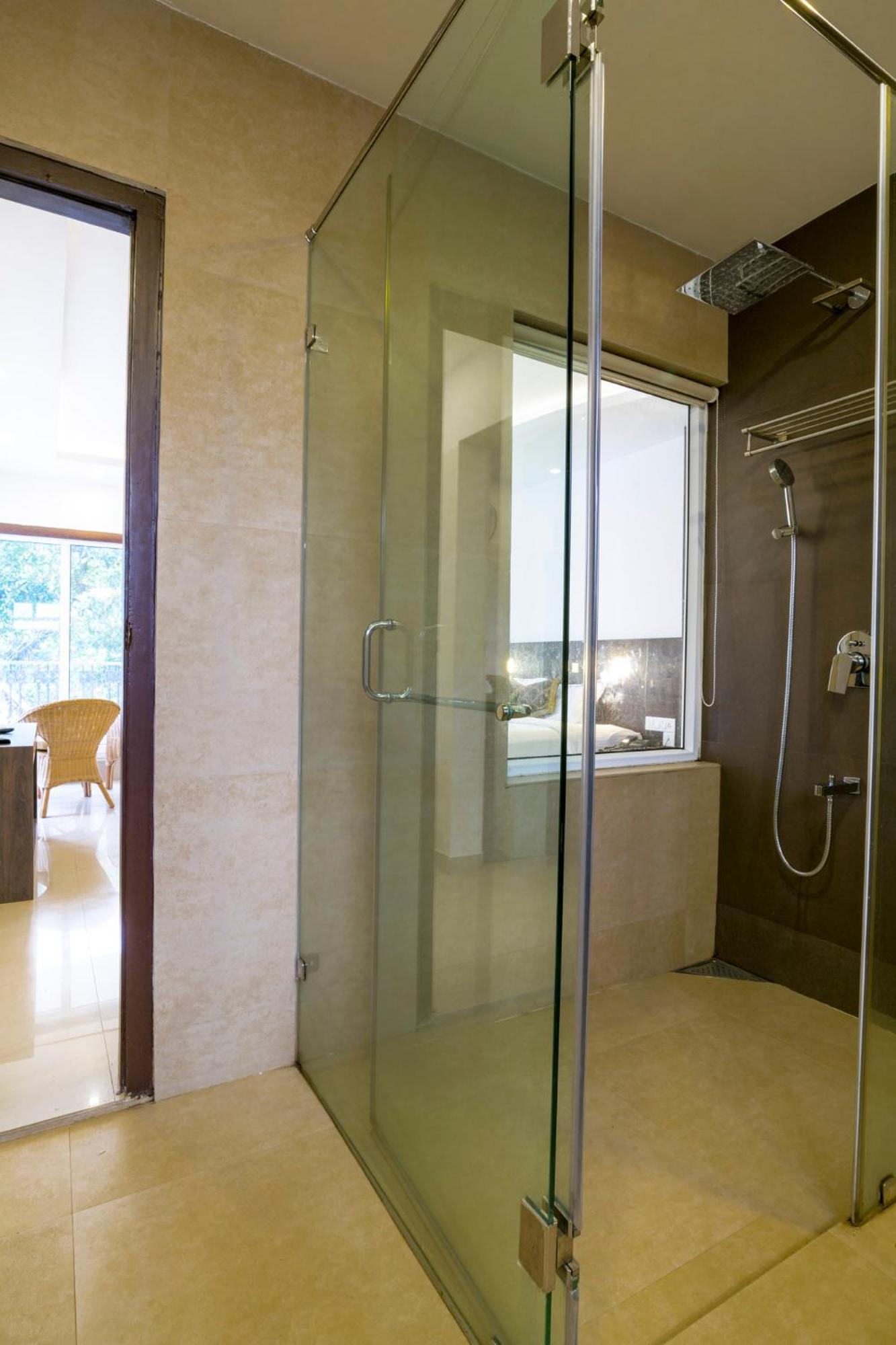 Suite - Photo 13