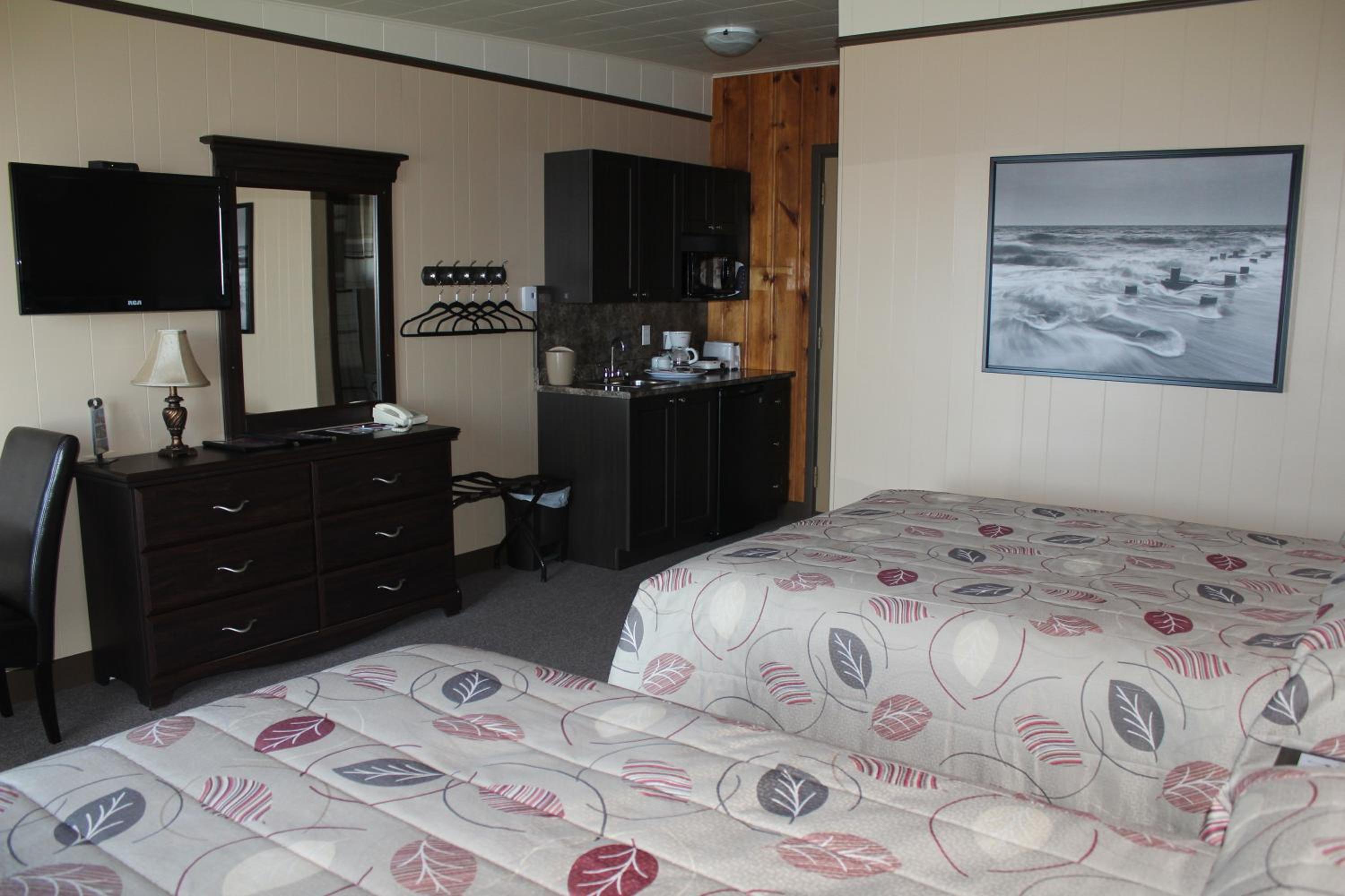 Queen Room with Two Queen Beds and Kitchenette photo 1
