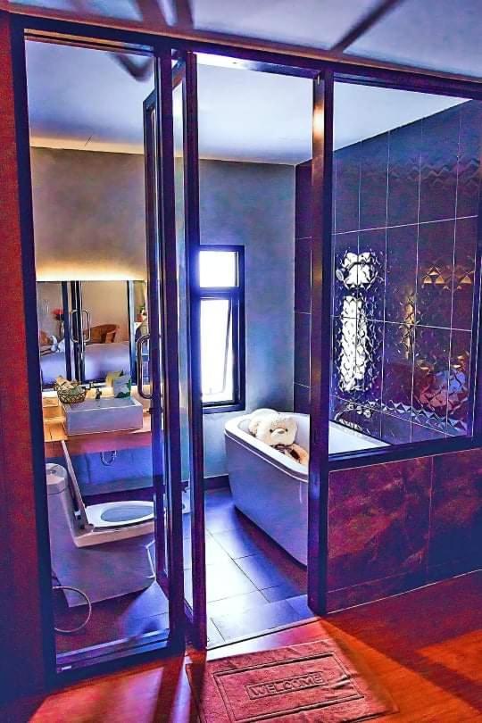 Deluxe King Room with Bathtub photo 2