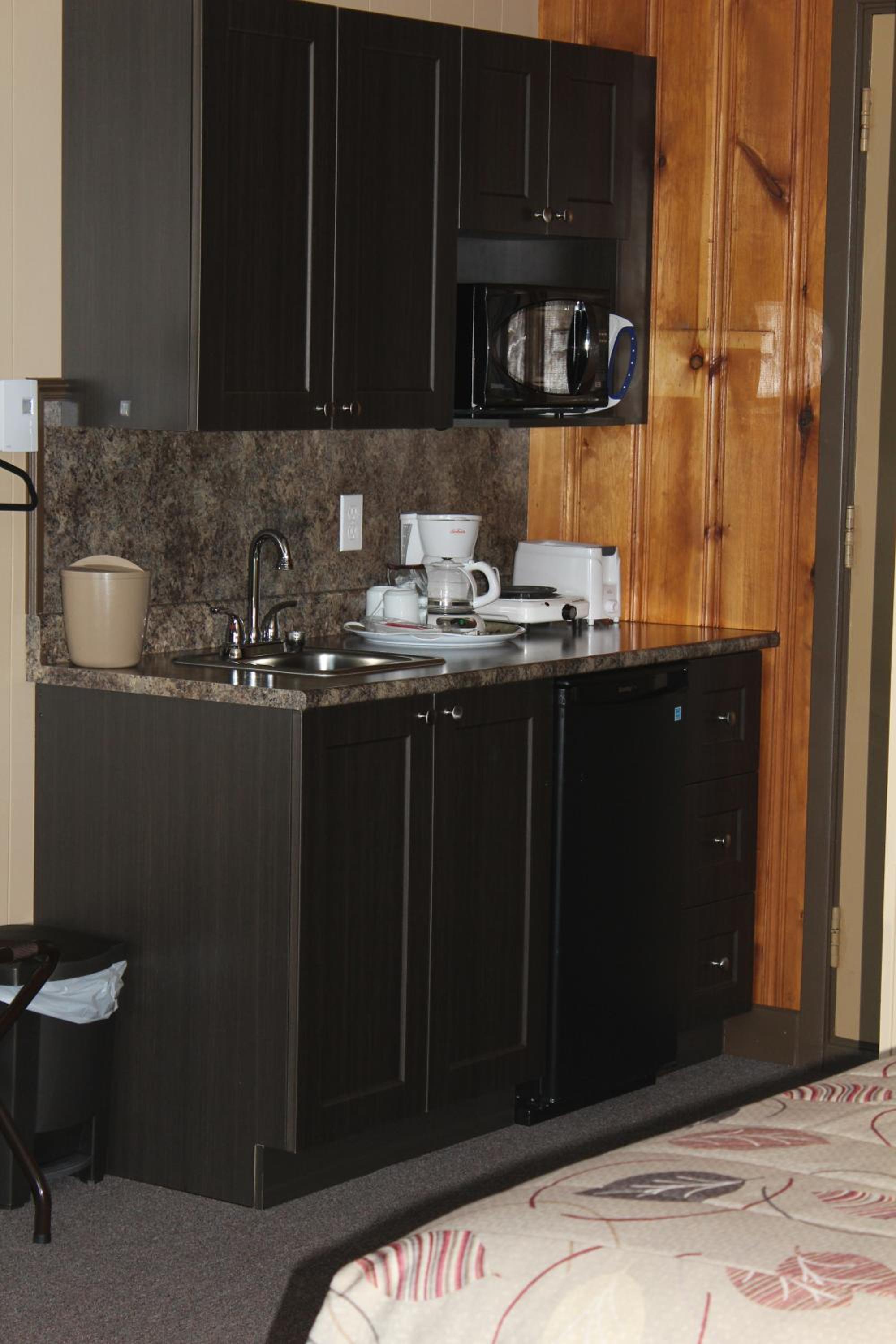Queen Room with Two Queen Beds and Kitchenette photo 2
