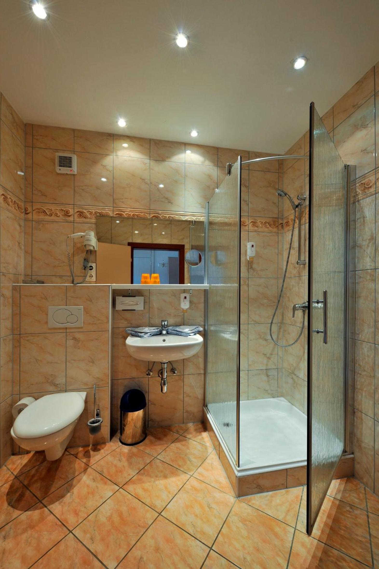 Double Room with Balcony and Lake View - Photo 2