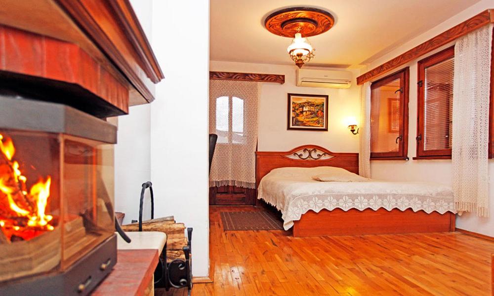 Deluxe Double Room with Balcony - Photo 10