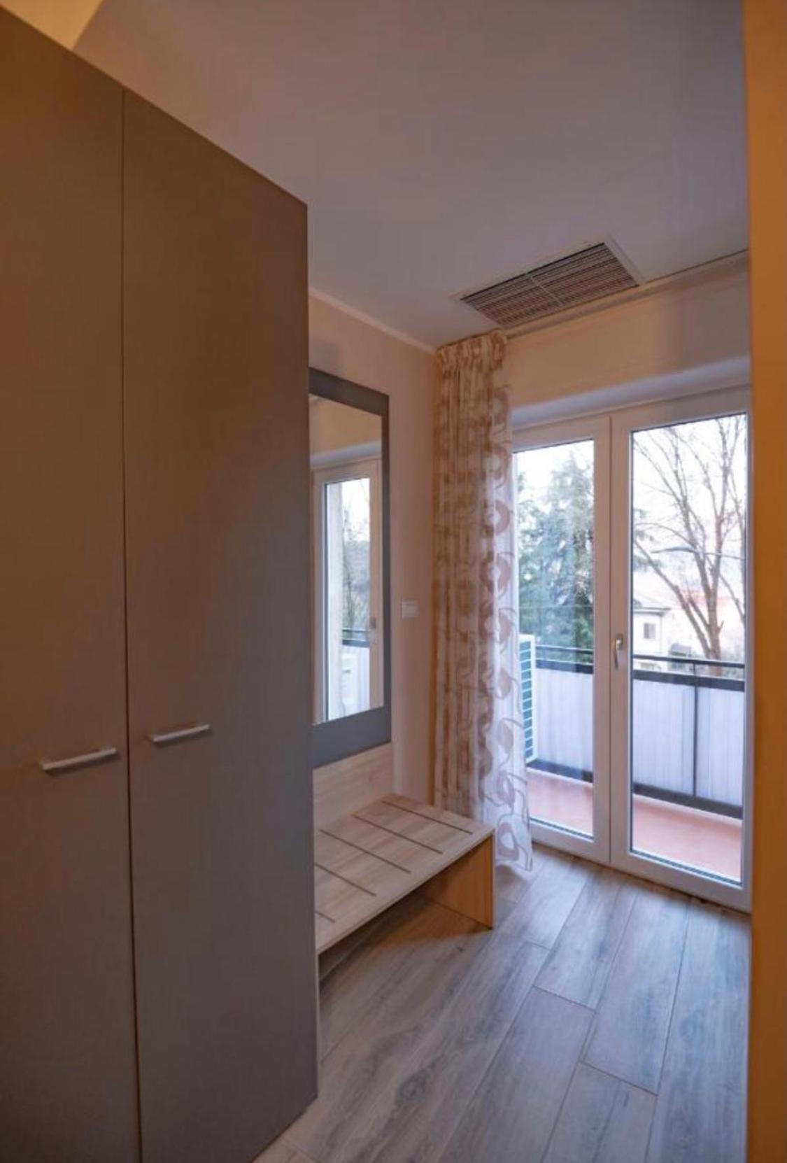 King Room with Balcony - Photo 8
