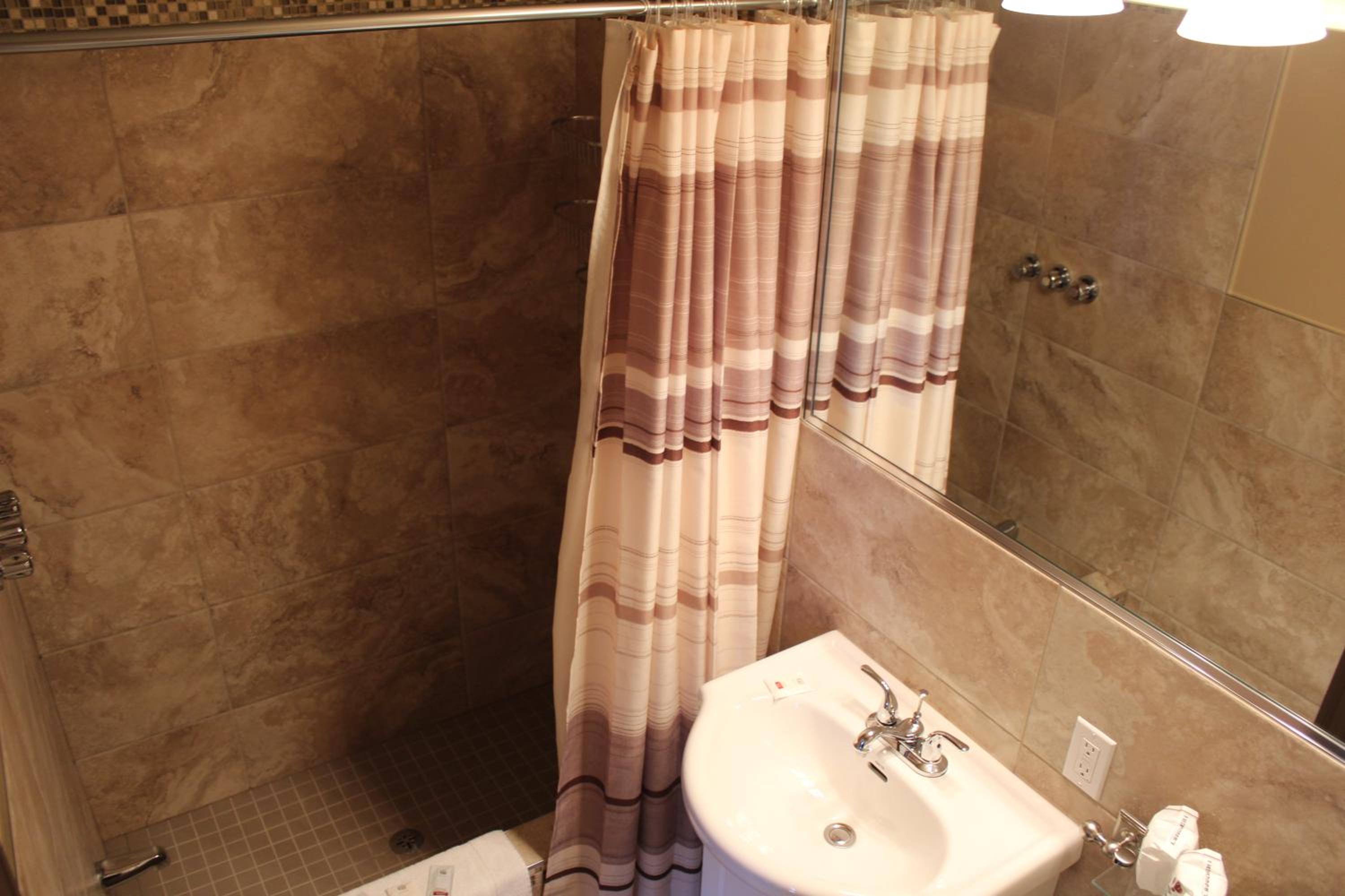 Queen Room with Two Queen Beds and Kitchenette photo 3