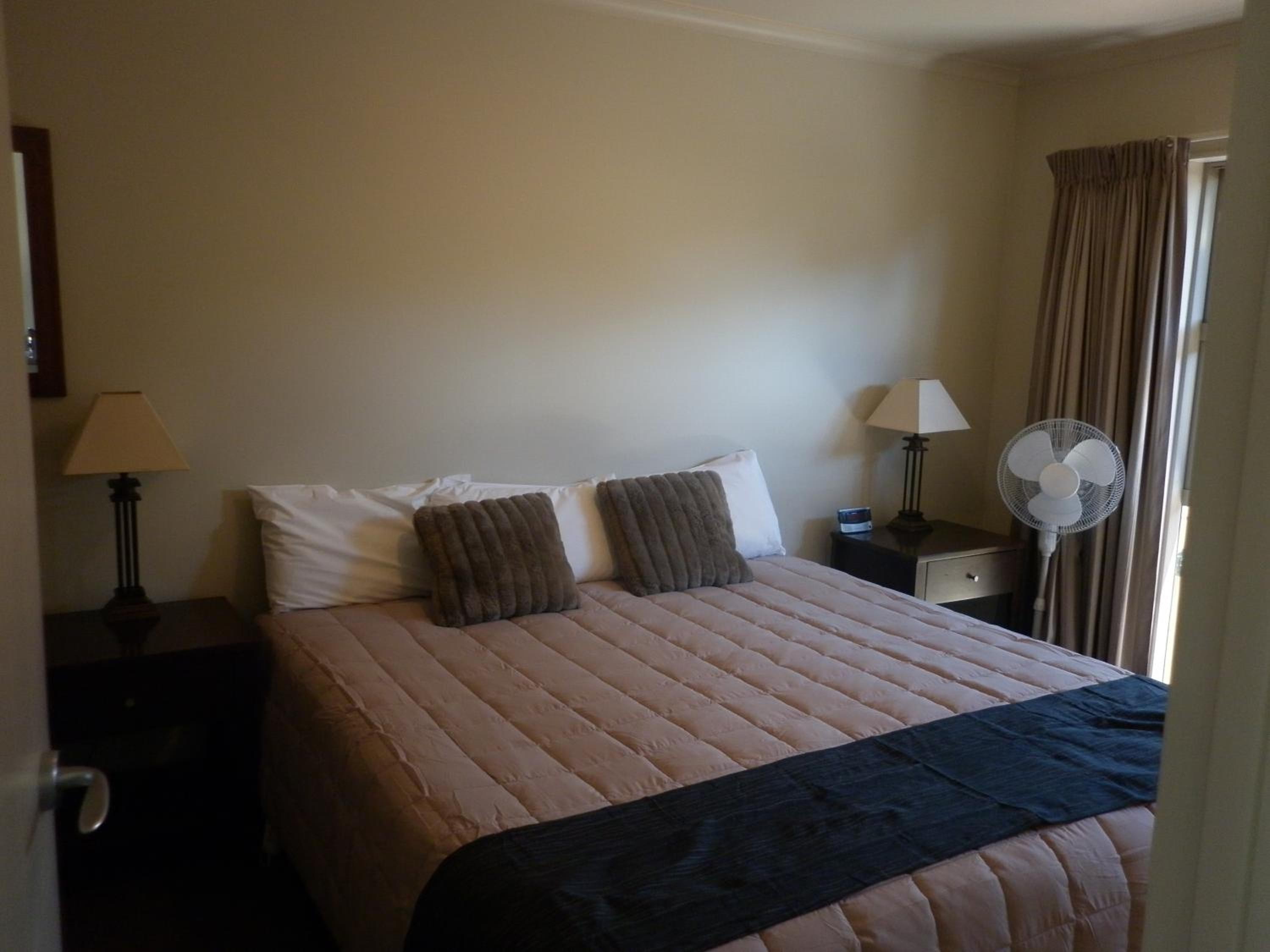 Executive One-Bedroom Suite with Hot Tub - Photo 10