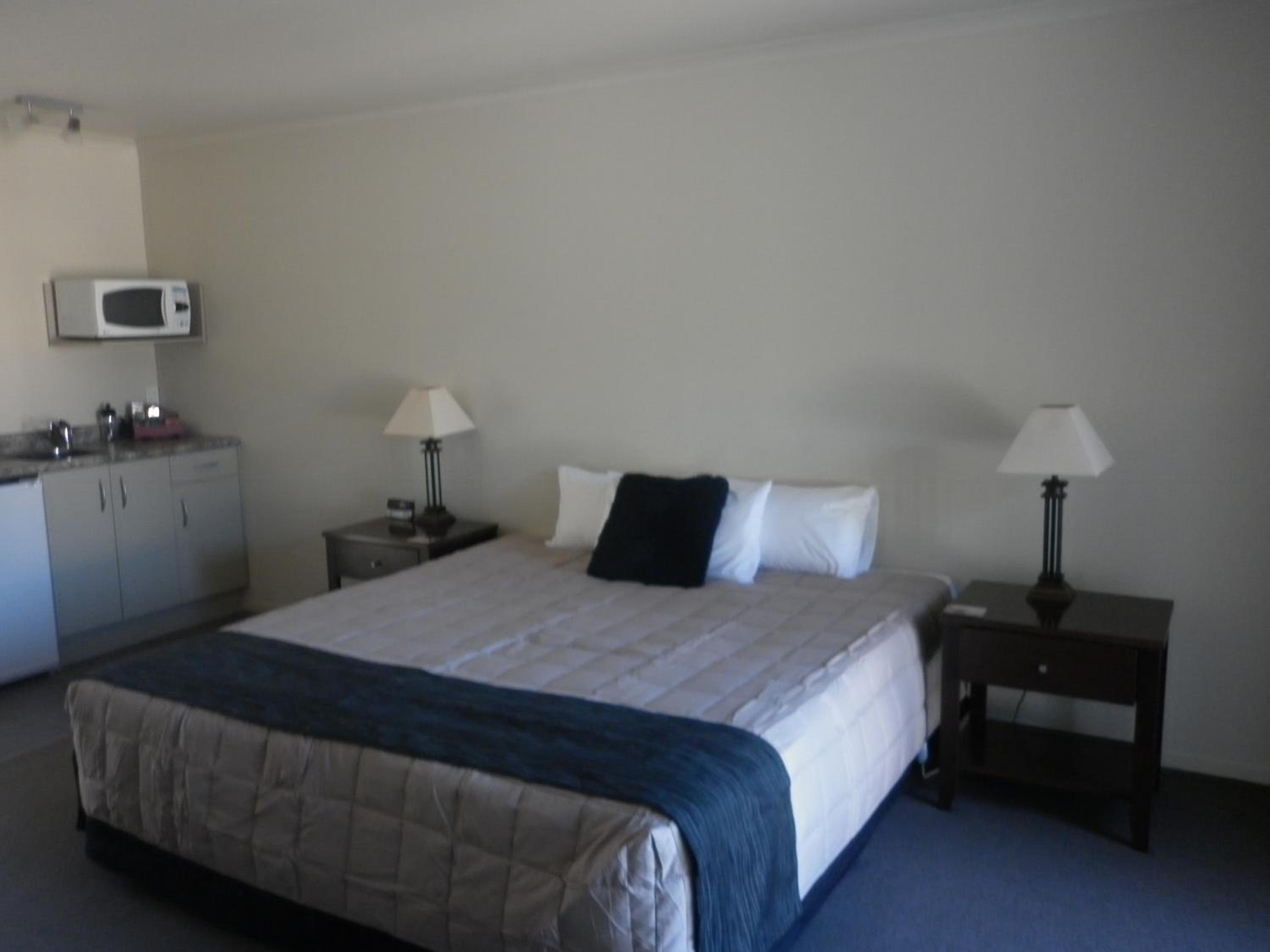 Executive One-Bedroom Suite with Hot Tub - Photo 8