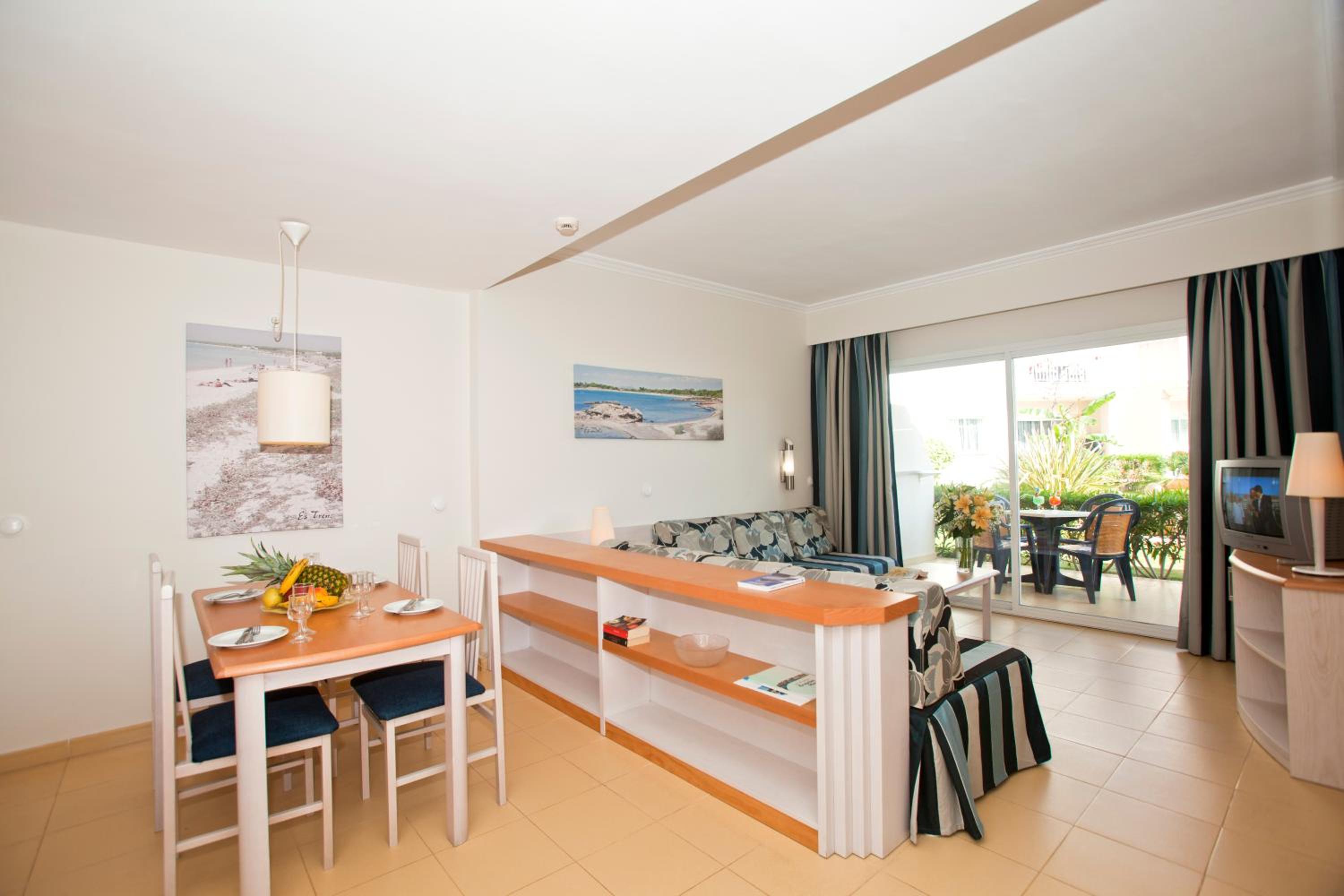 One-Bedroom Apartment With Balcony (2 Adults + 2 Children) - Photo 2