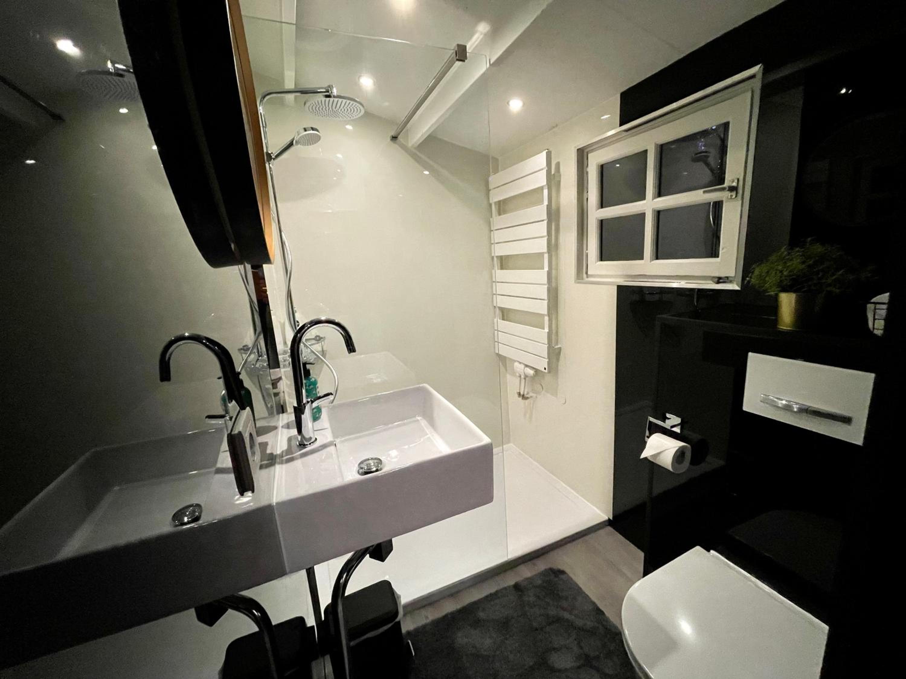 One-Bedroom House - Photo 24