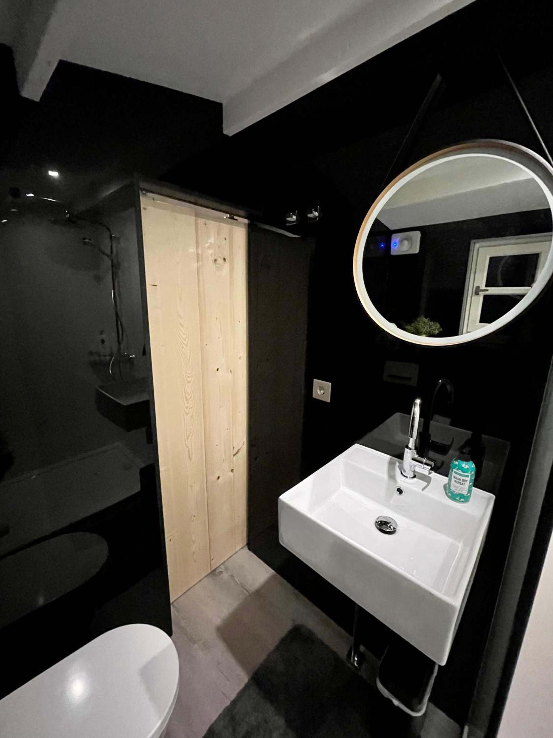 One-Bedroom House - Photo 25