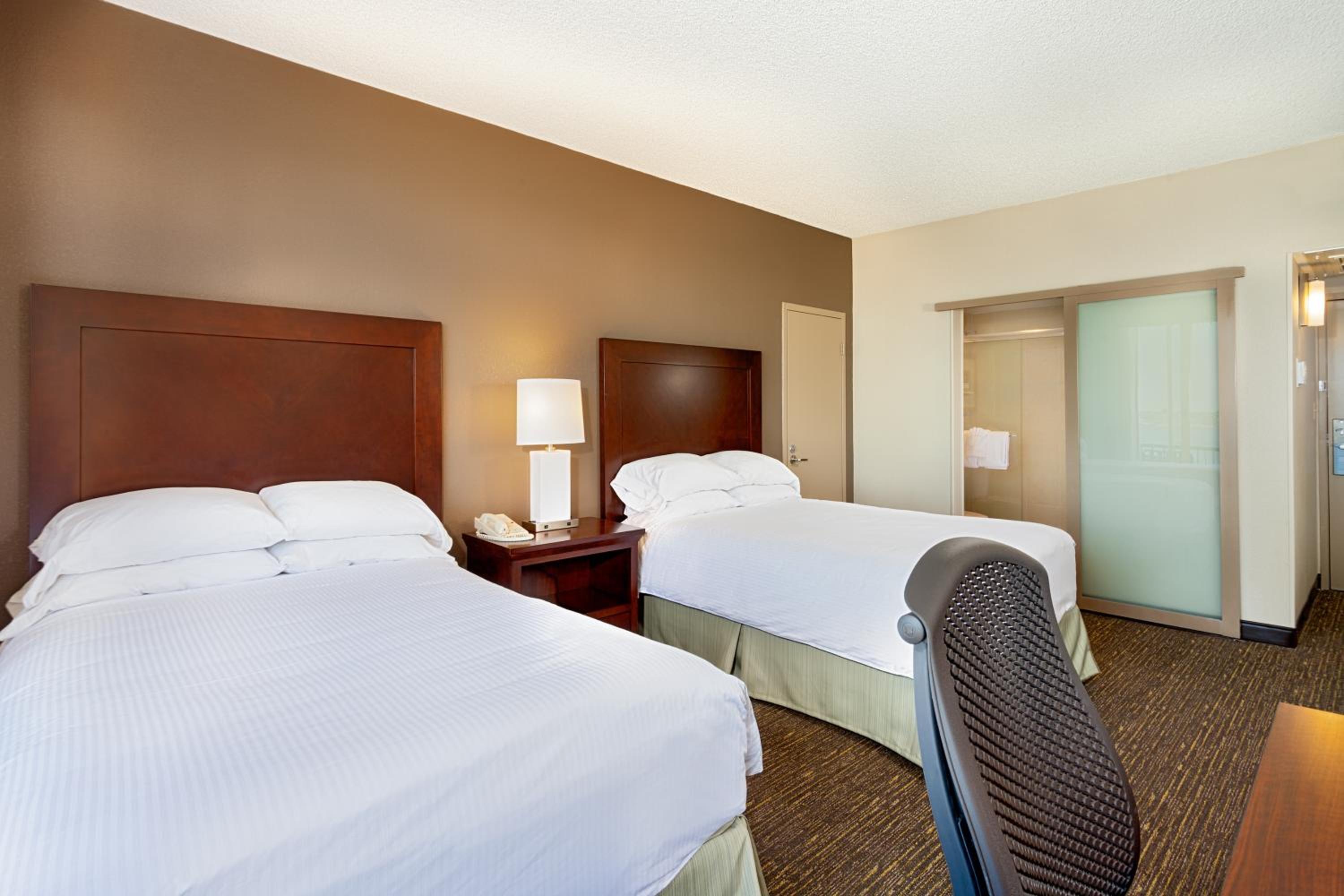 King Room with Roll-In Shower - Mobility Access/Non-Smoking