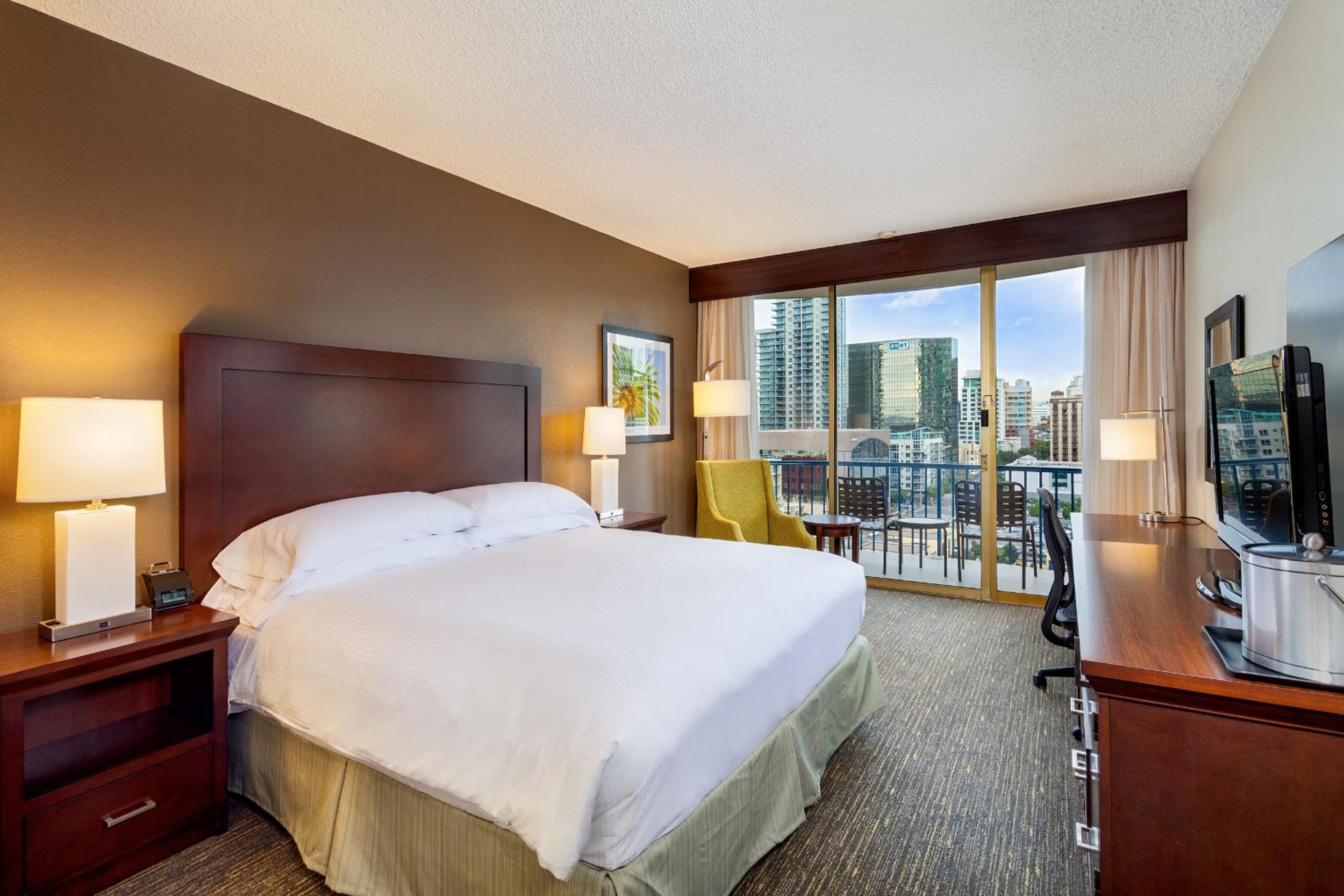 1 King Bed, Superior Room, Skyline View, Non-Smoking