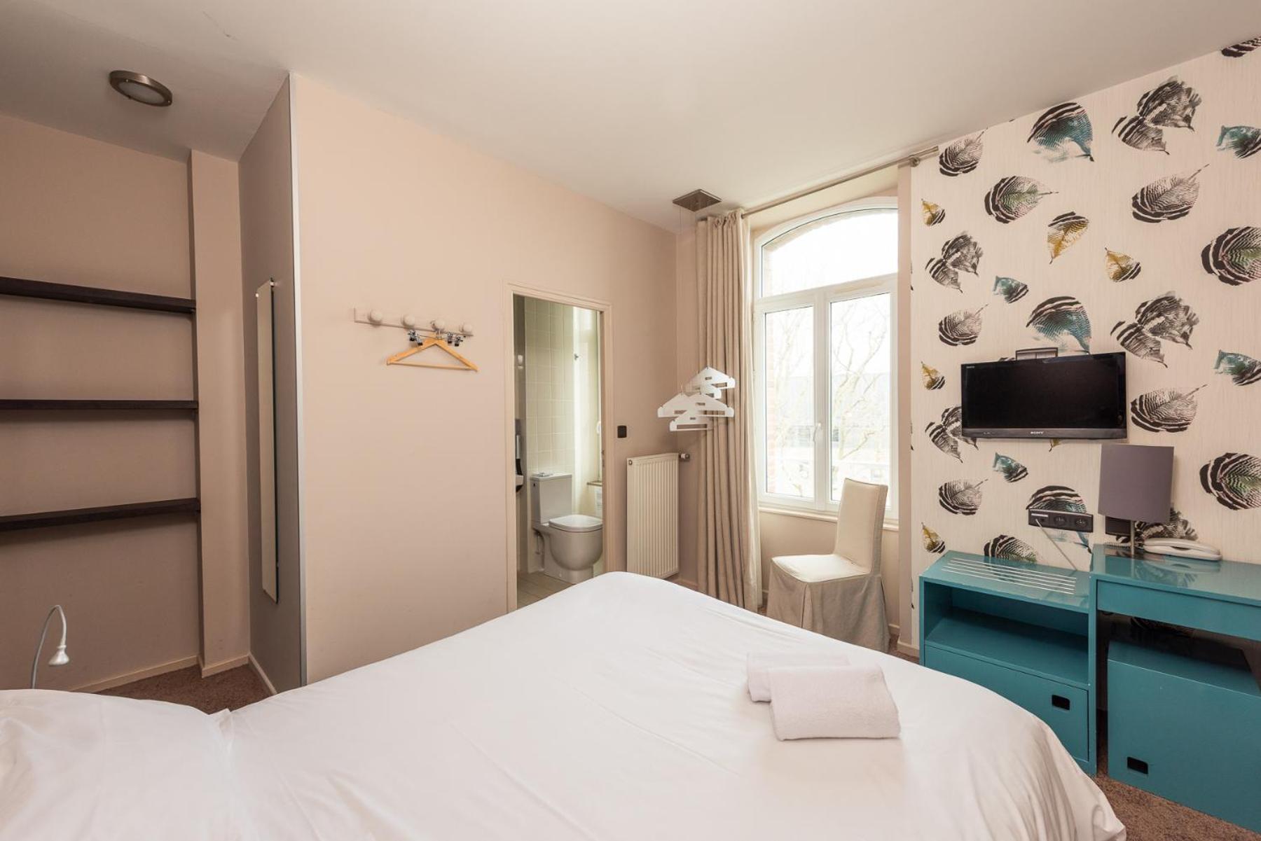 Double Room Overlooking the Place photo 3