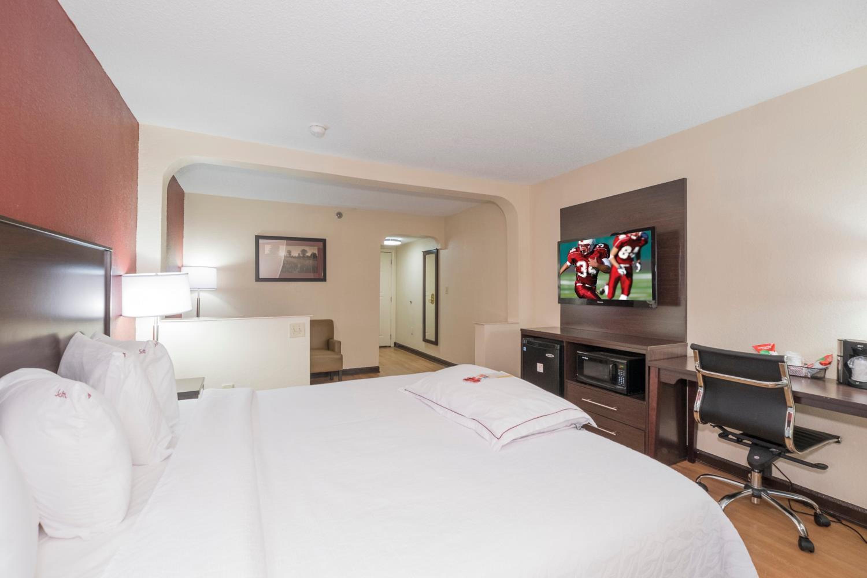 Premium King Room Smoke Free (Upgraded Bedding And Snack Box) - Photo 12