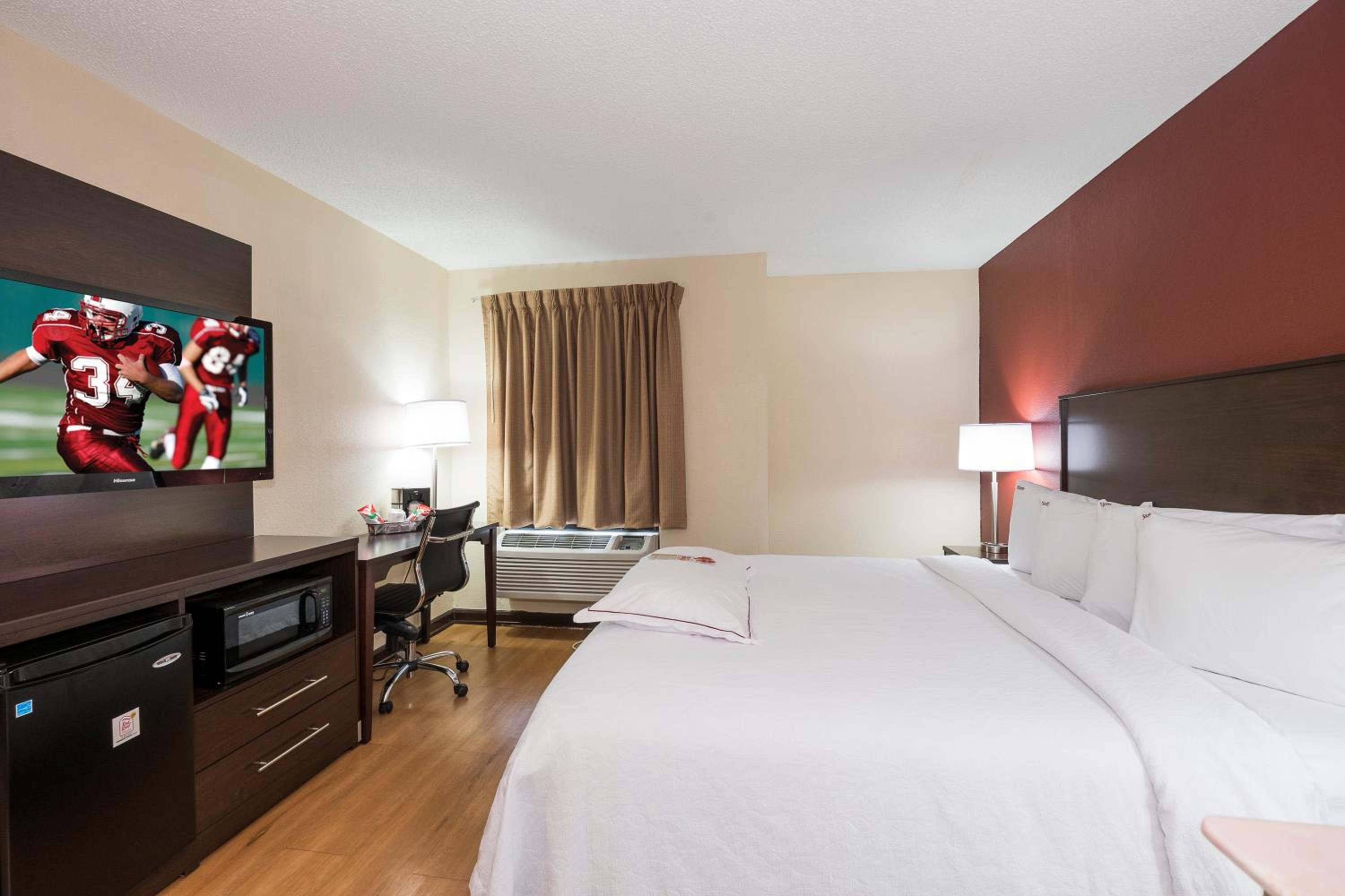 Premium King Room Smoke Free (Upgraded Bedding And Snack Box) - Photo 11