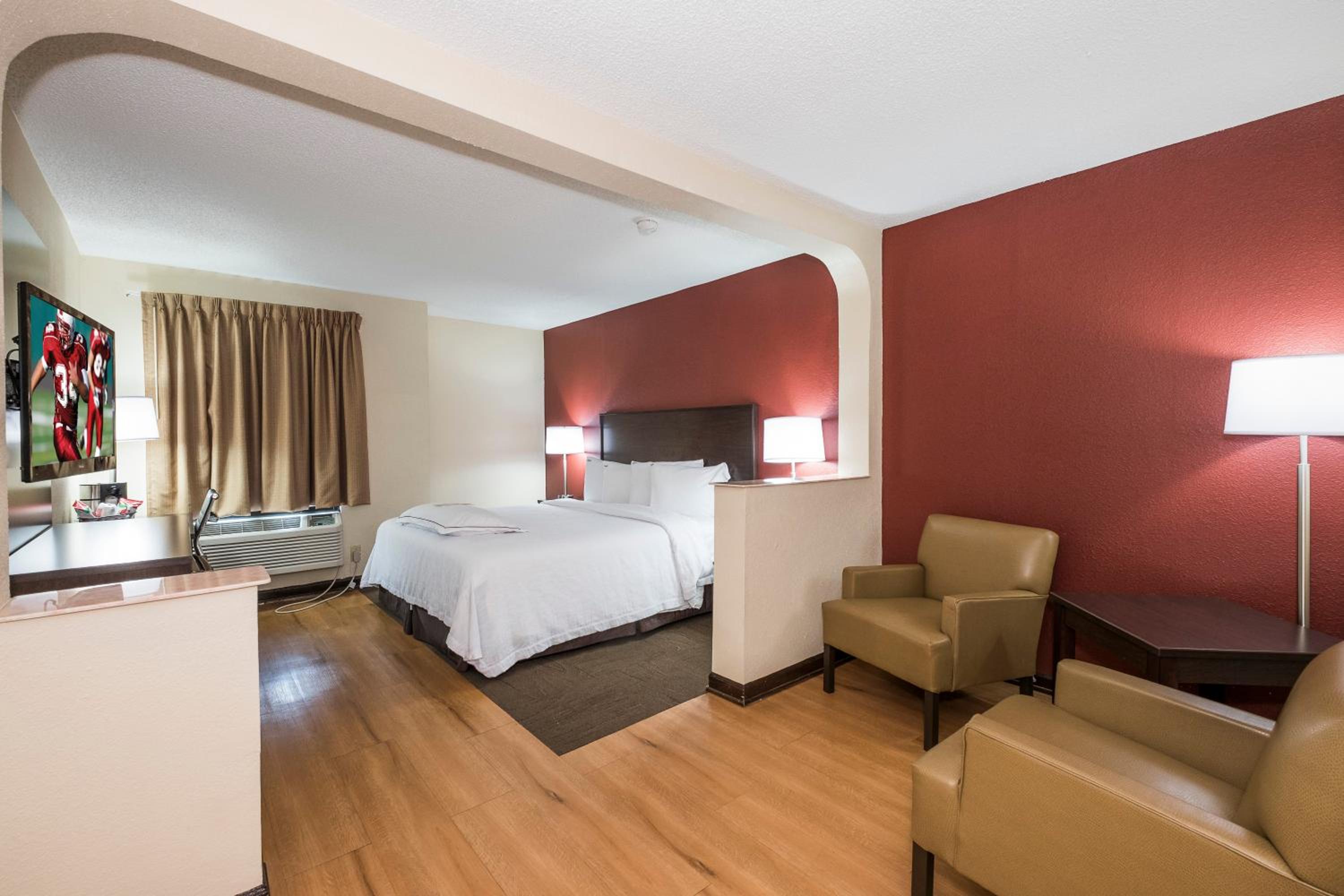 Premium King Room Smoke Free (Upgraded Bedding And Snack Box) - Photo 3