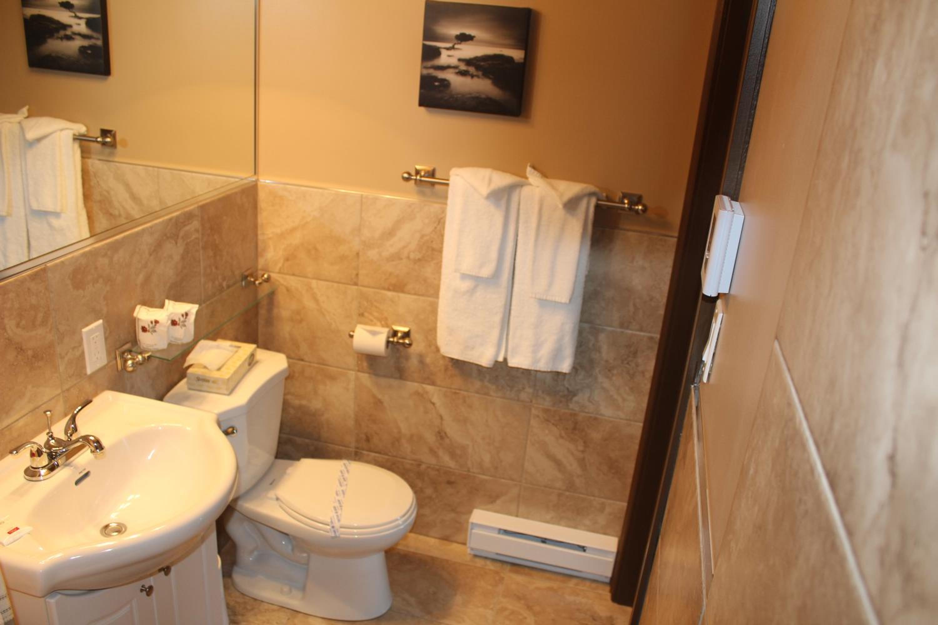 Queen Room with Two Queen Beds and Kitchenette photo 3
