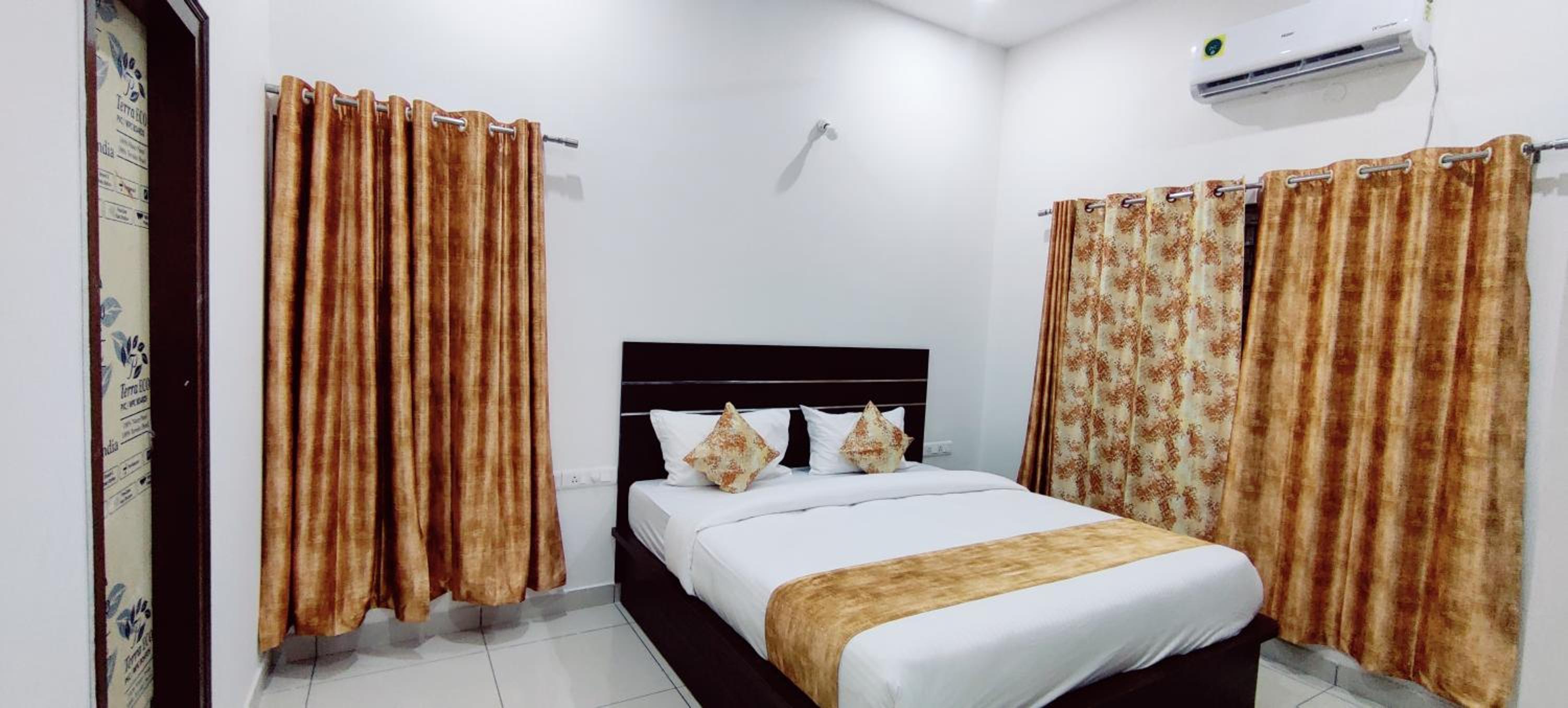 Three-Bedroom Apartment - Photo 8