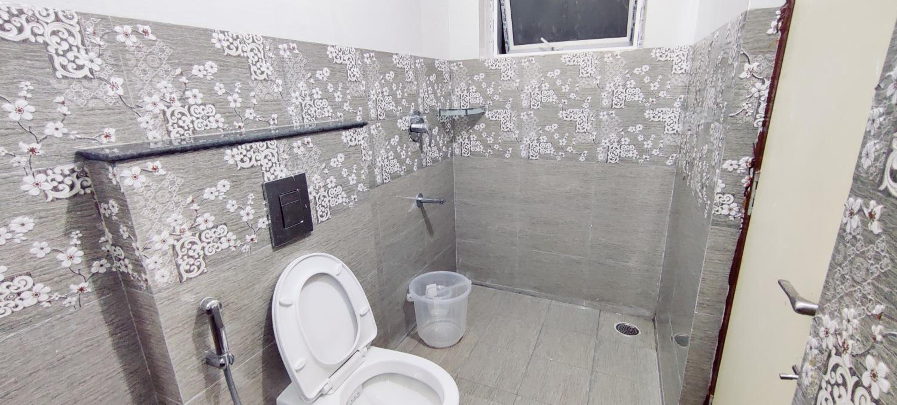 Three-Bedroom Apartment - Photo 3