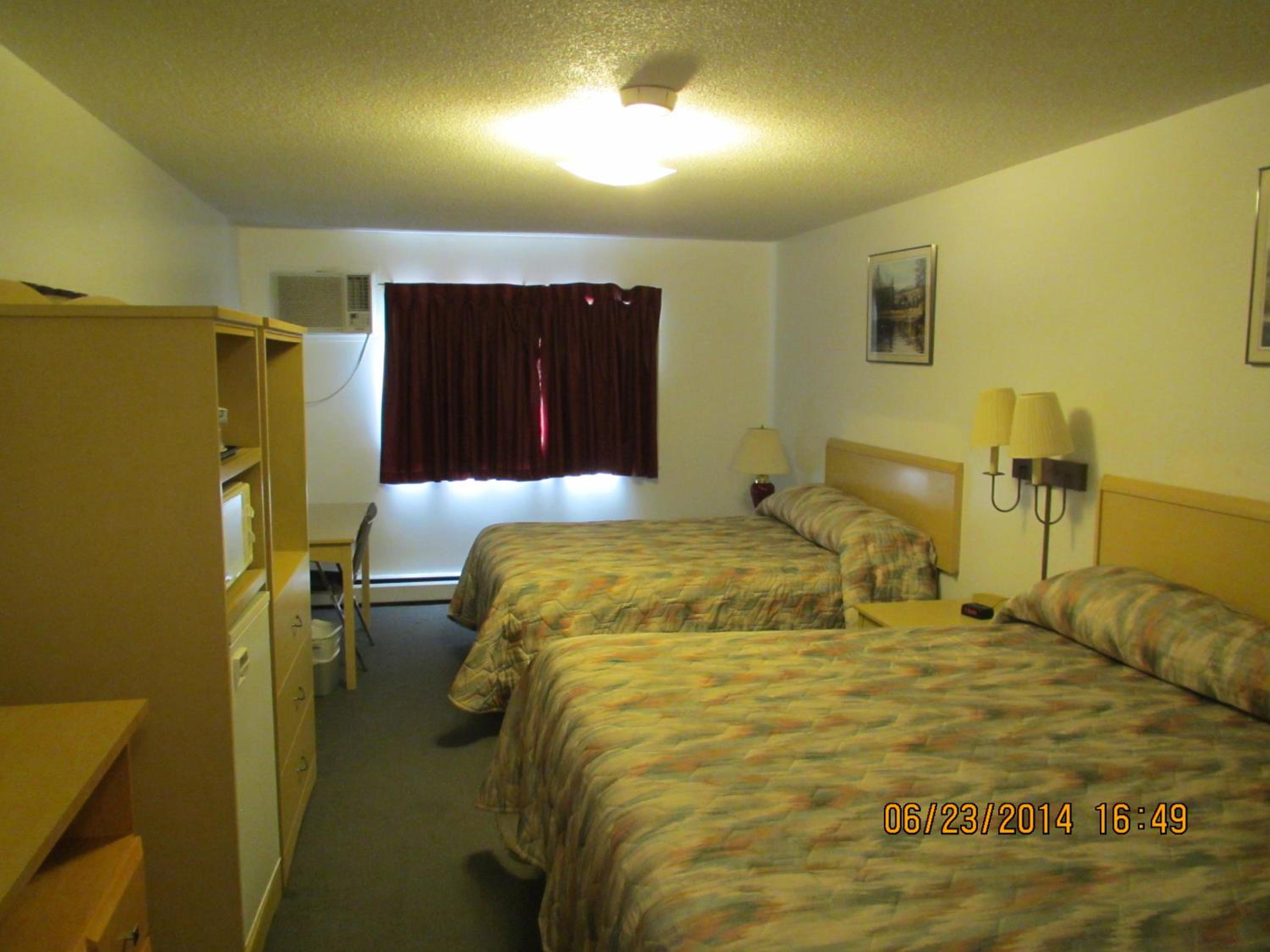 Queen Room with Two Queen Beds photo 3