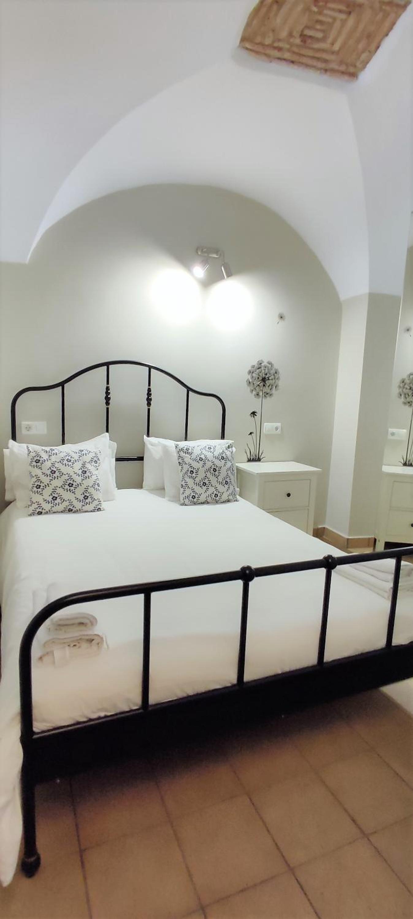 Studio Apartment with Balcony - Photo 1