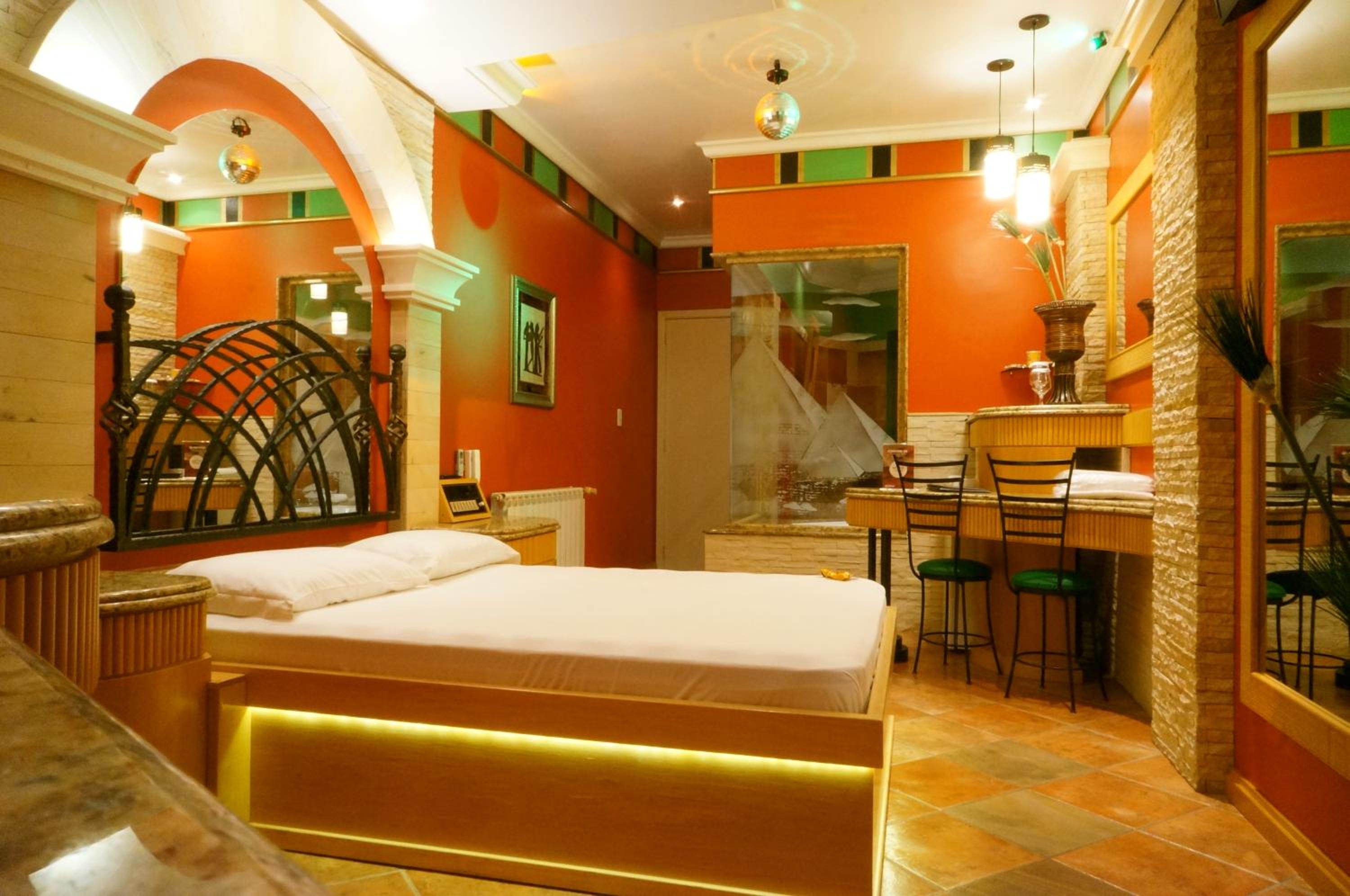 Deluxe Suite with Spa Bath