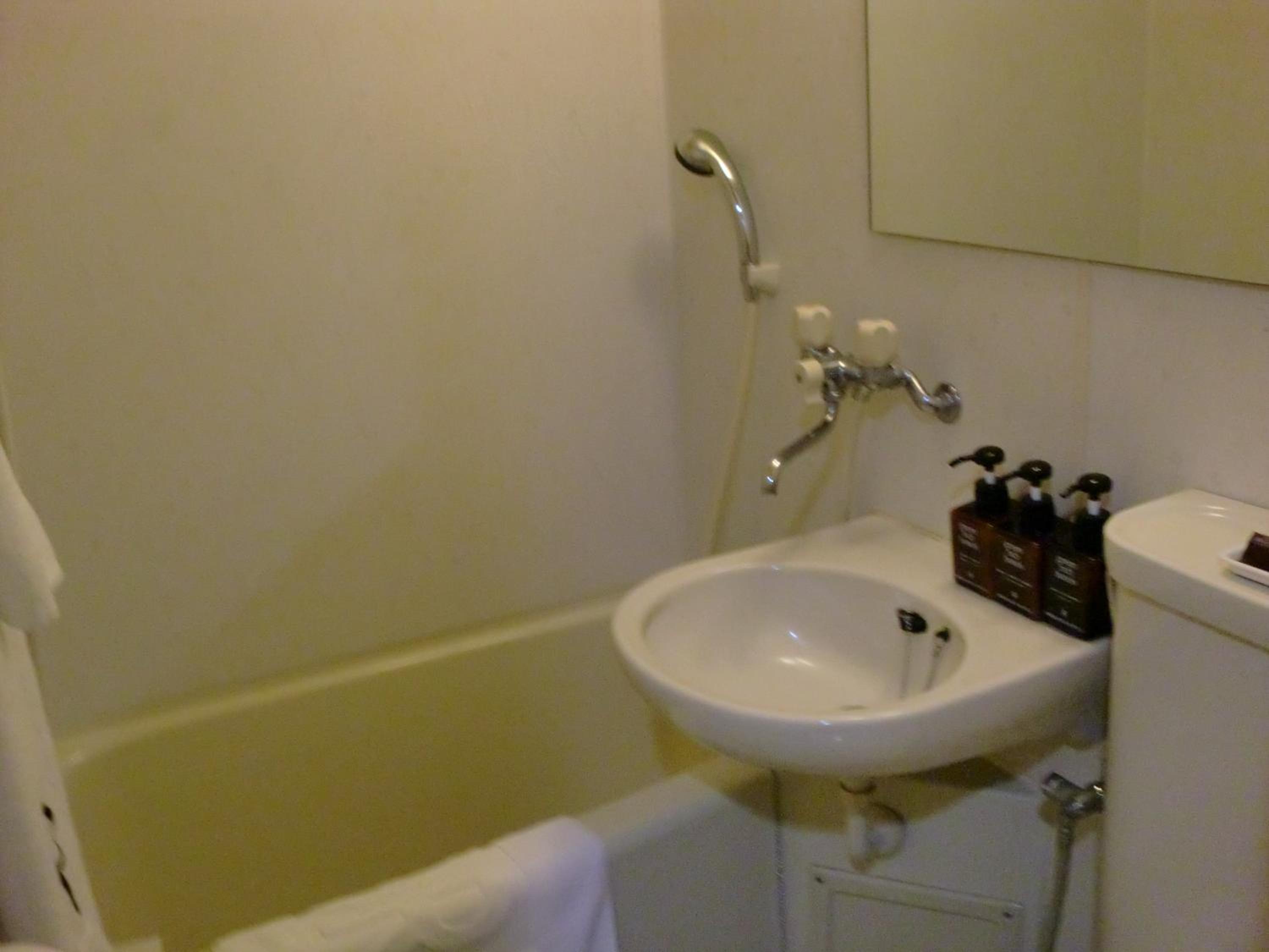 Twin Room - Non-Smoking photo 3