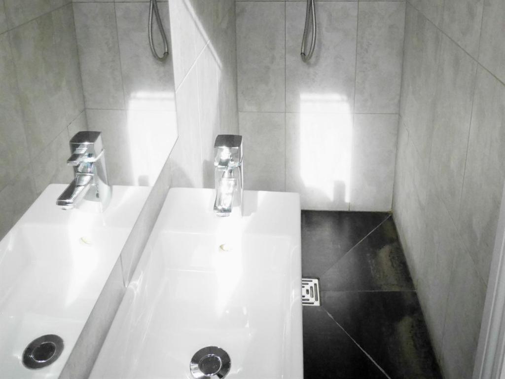 Twin Room with Shared Bathroom photo 3