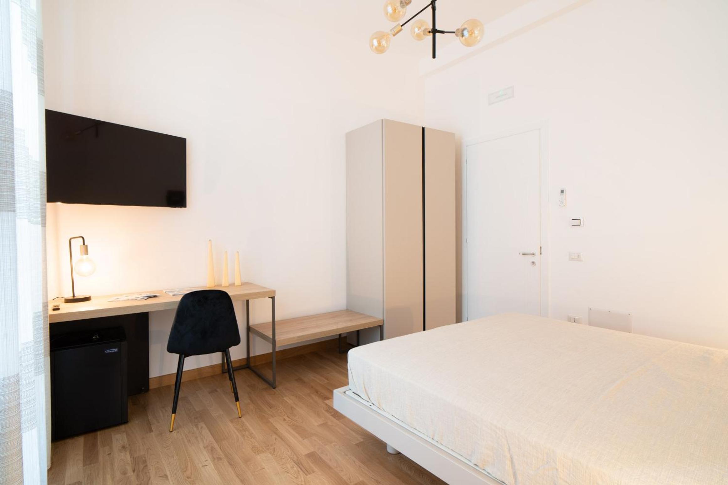 Double Room with Private Bathroom - Photo 22