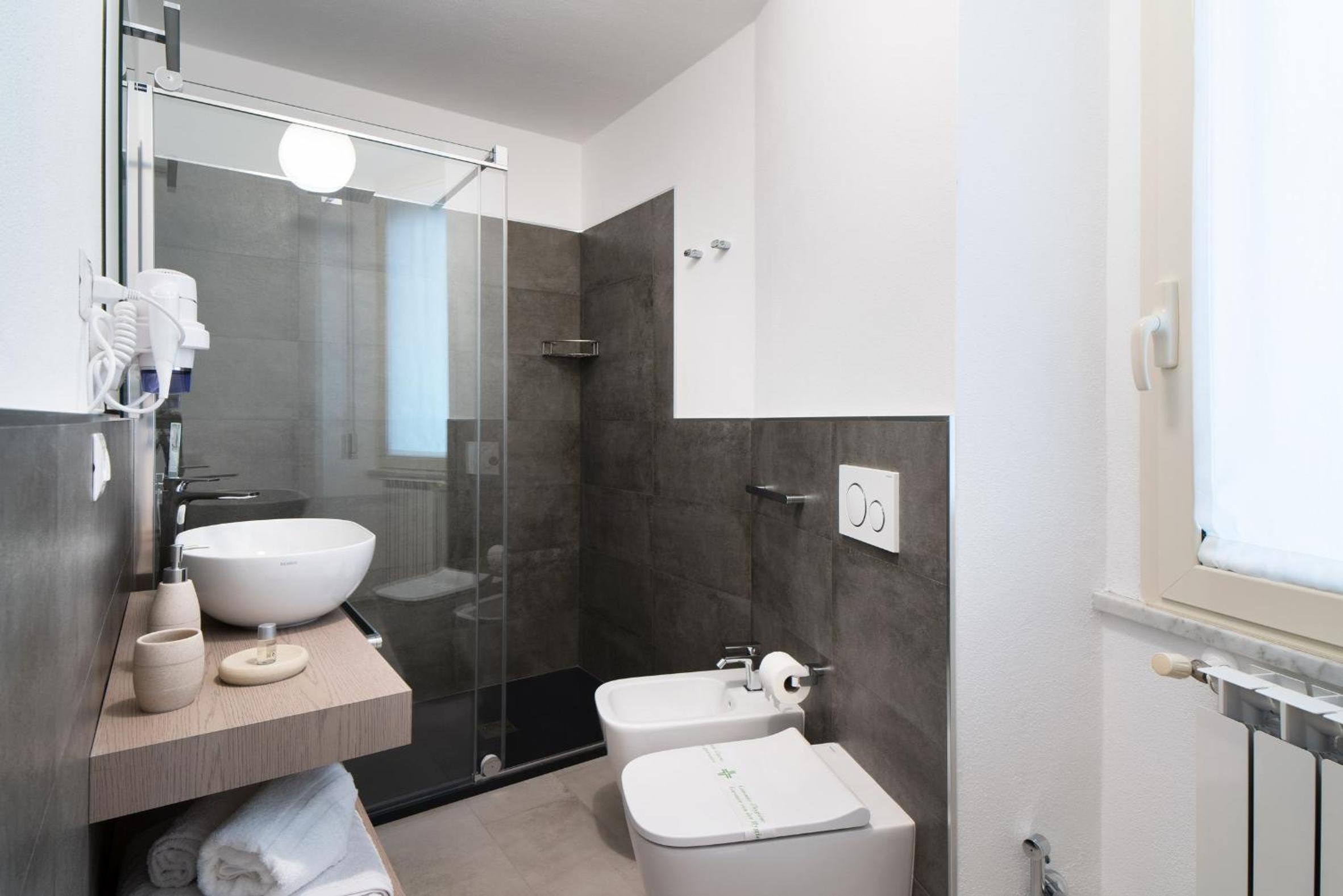 Double Room with Private Bathroom - Photo 25