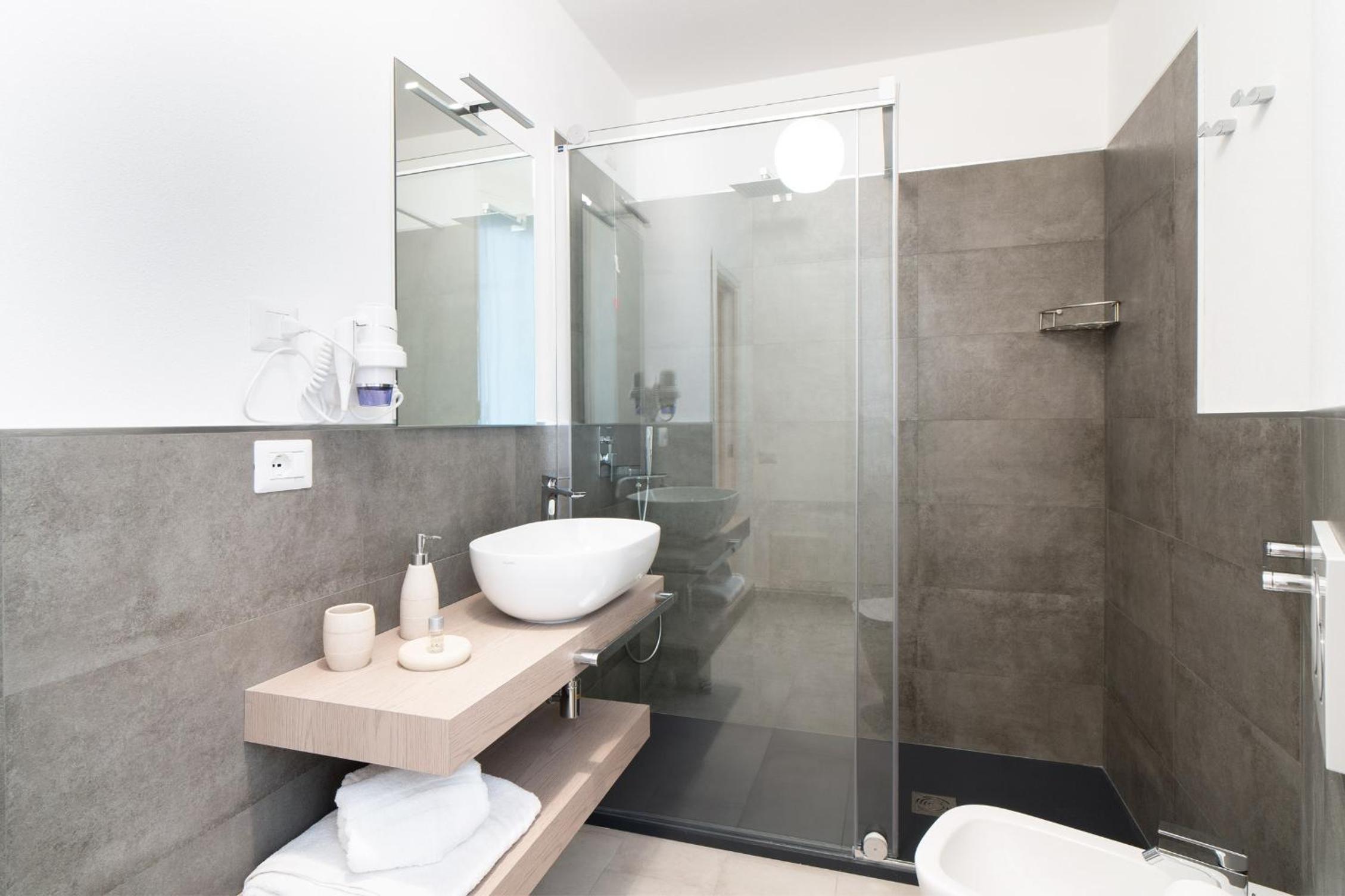 Double Room with Private Bathroom - Photo 27