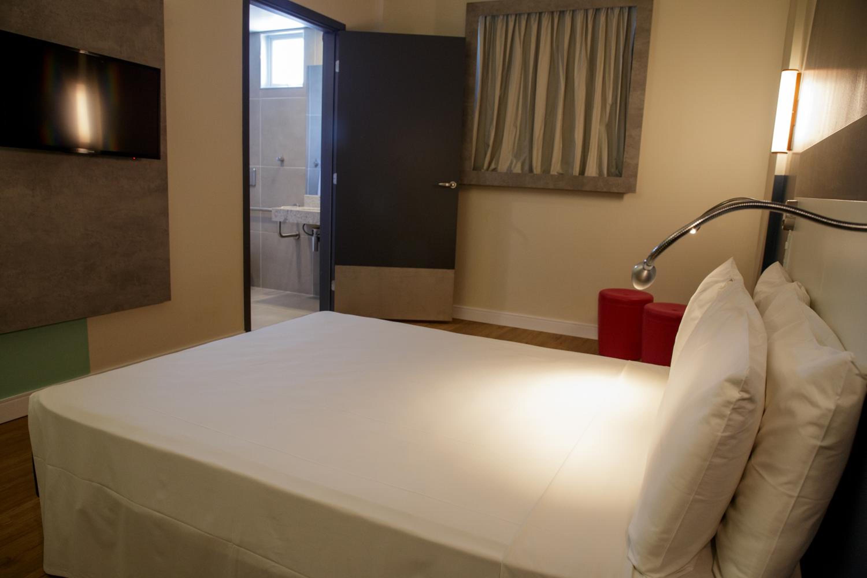 Standard Room - Disability Access - Photo 13