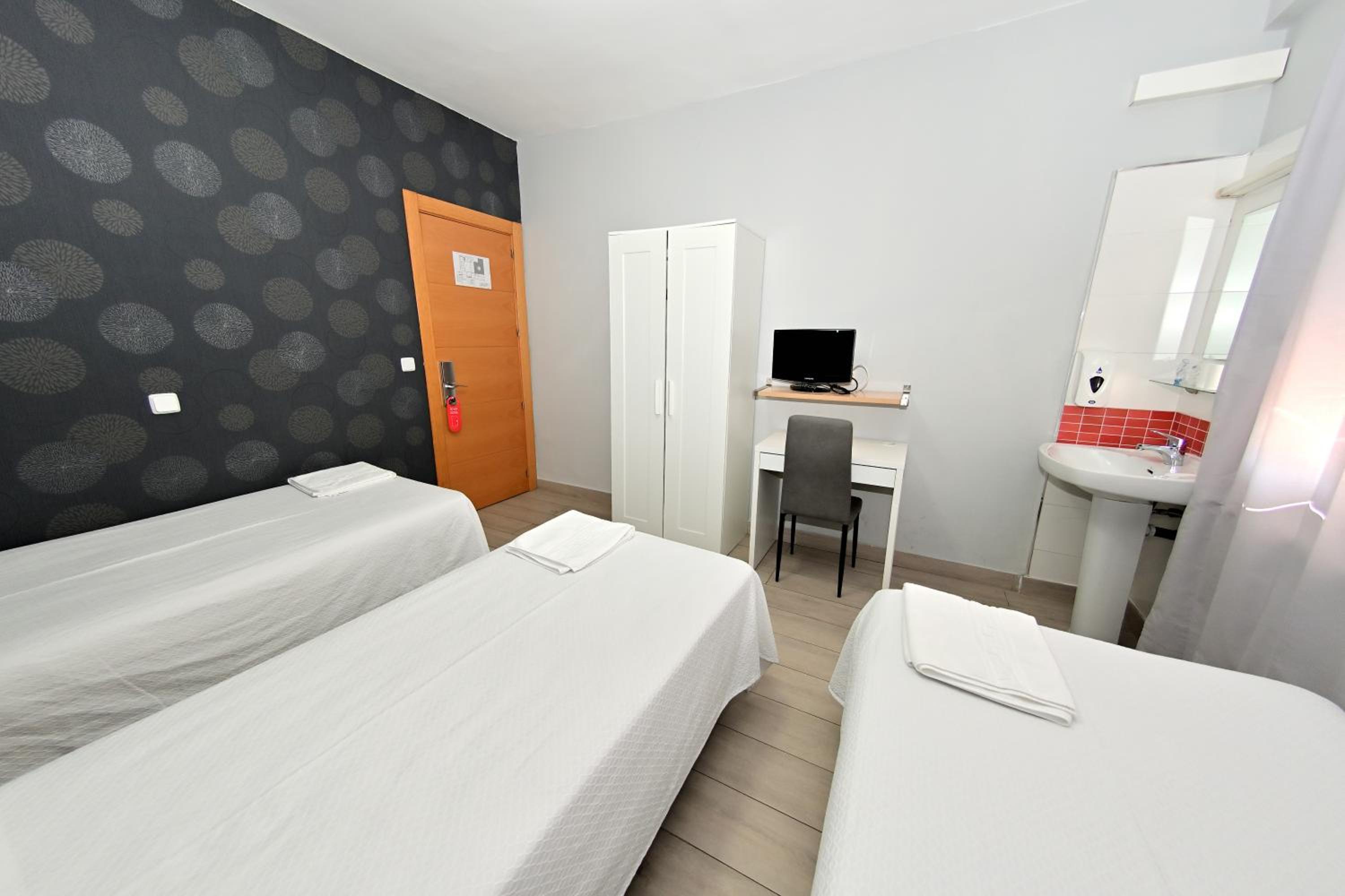 Double or Twin Room with Extra Bed and Shared Bathroom photo 3