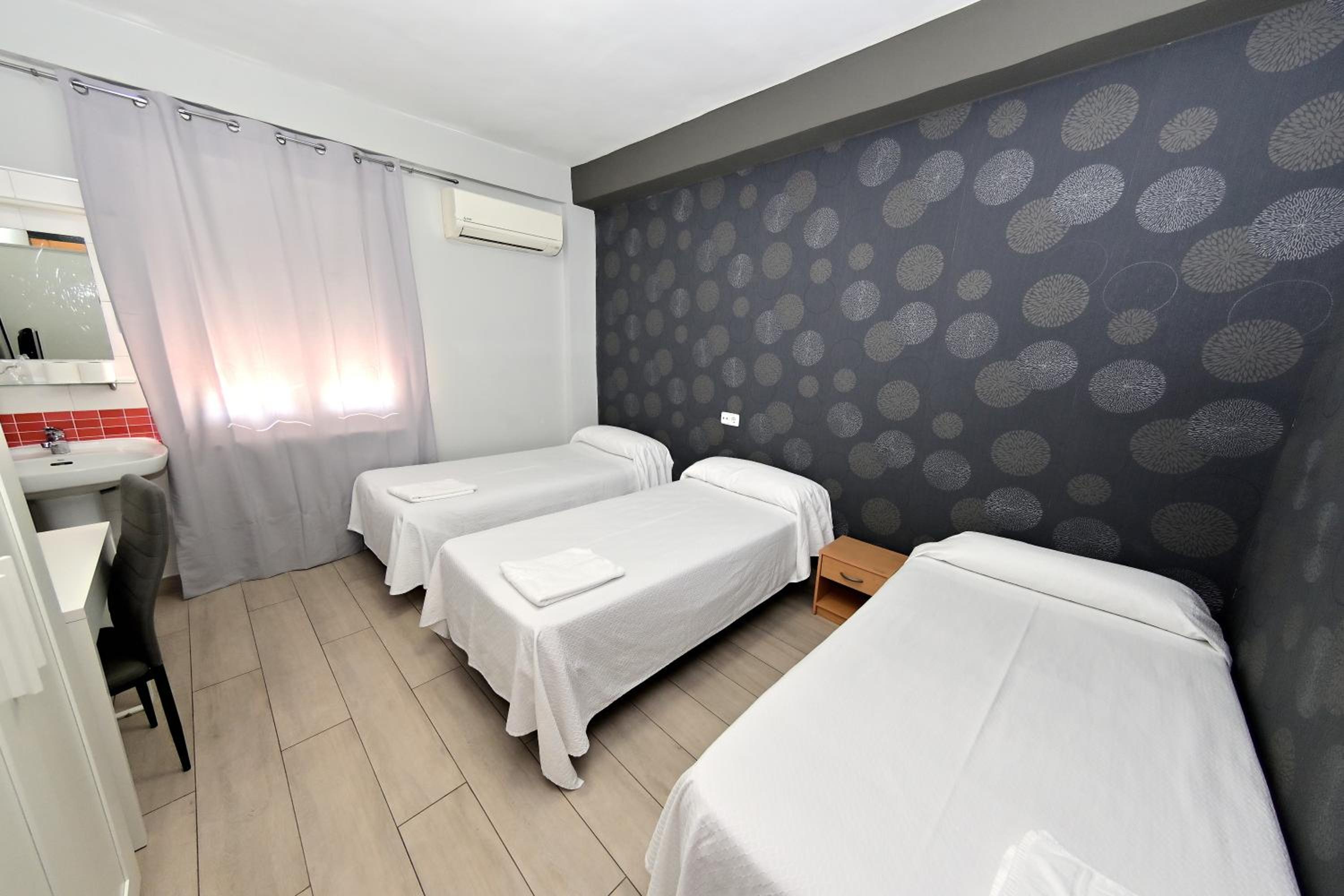 Habitación Doble o con Dos Camas con Cama Extra y Baño Compartido.