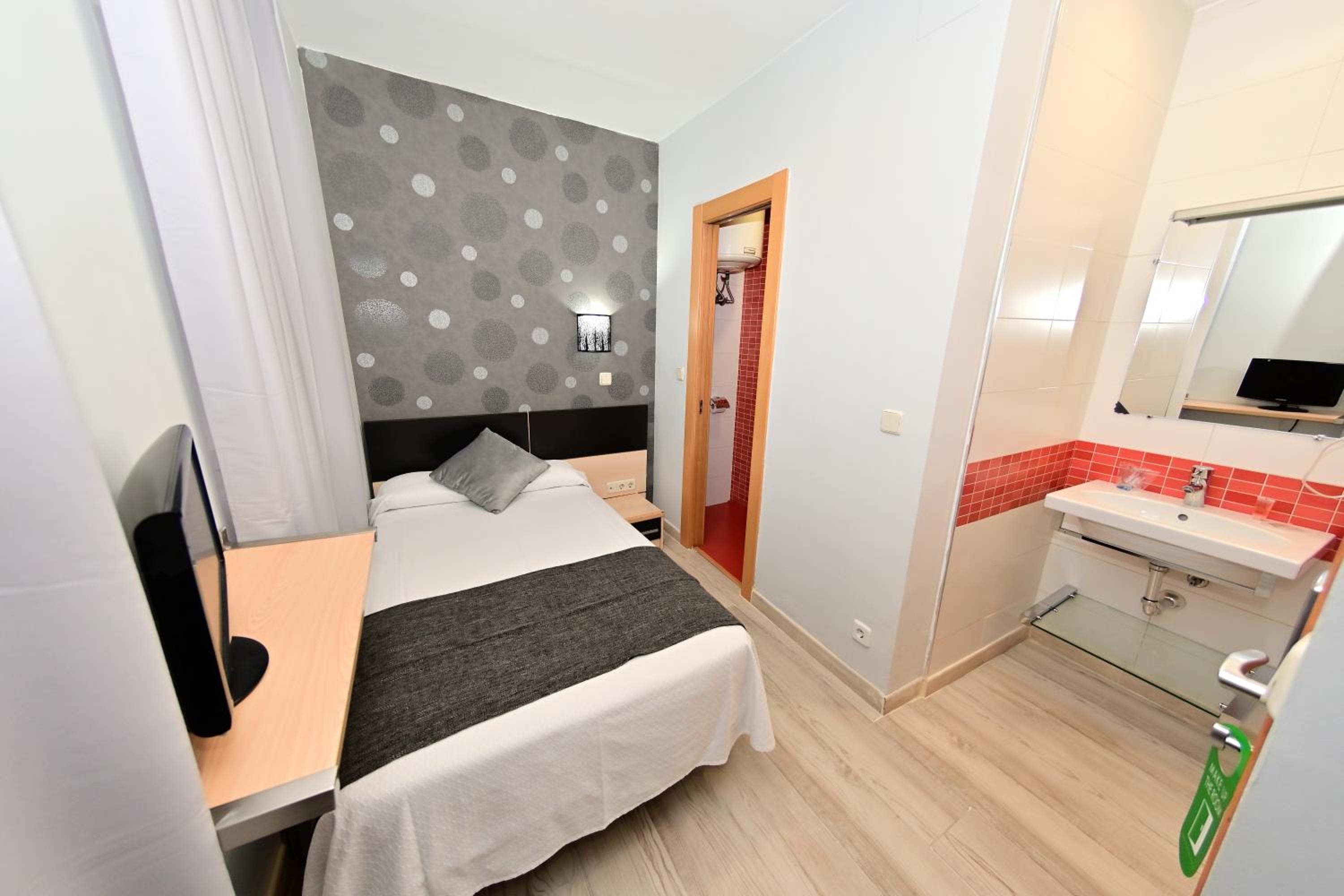 Single Room with Private Bathroom photo 2