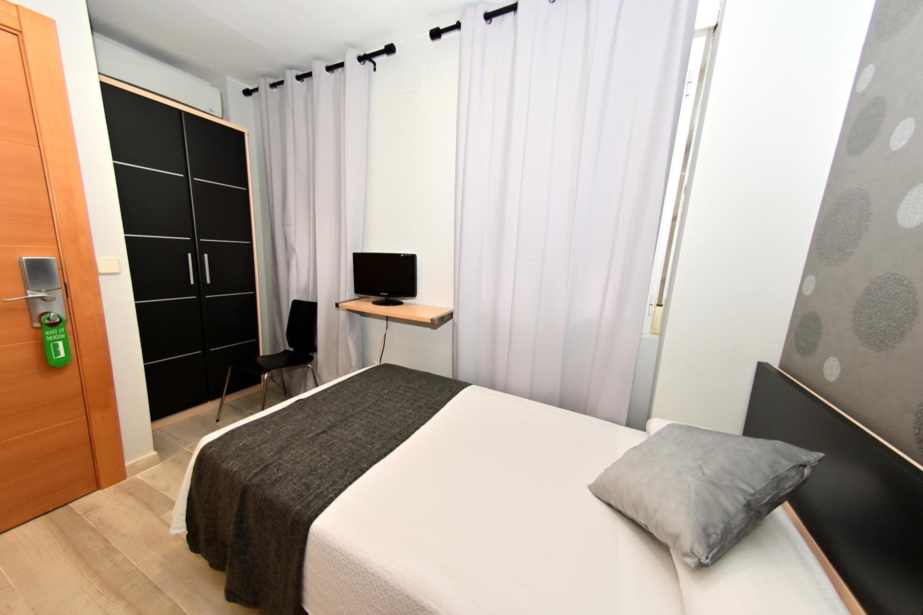 Single Room with Private Bathroom photo 3