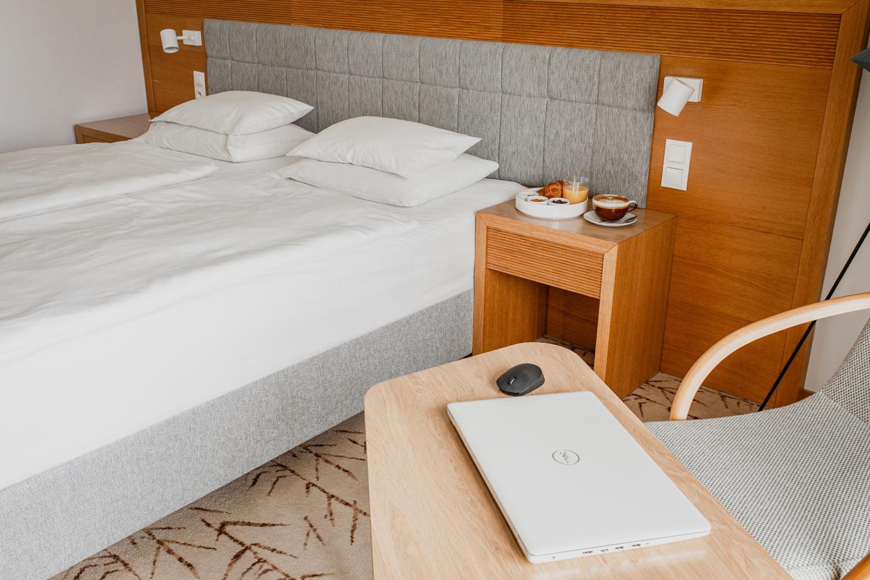 Premium Room with Lake View - Photo 4