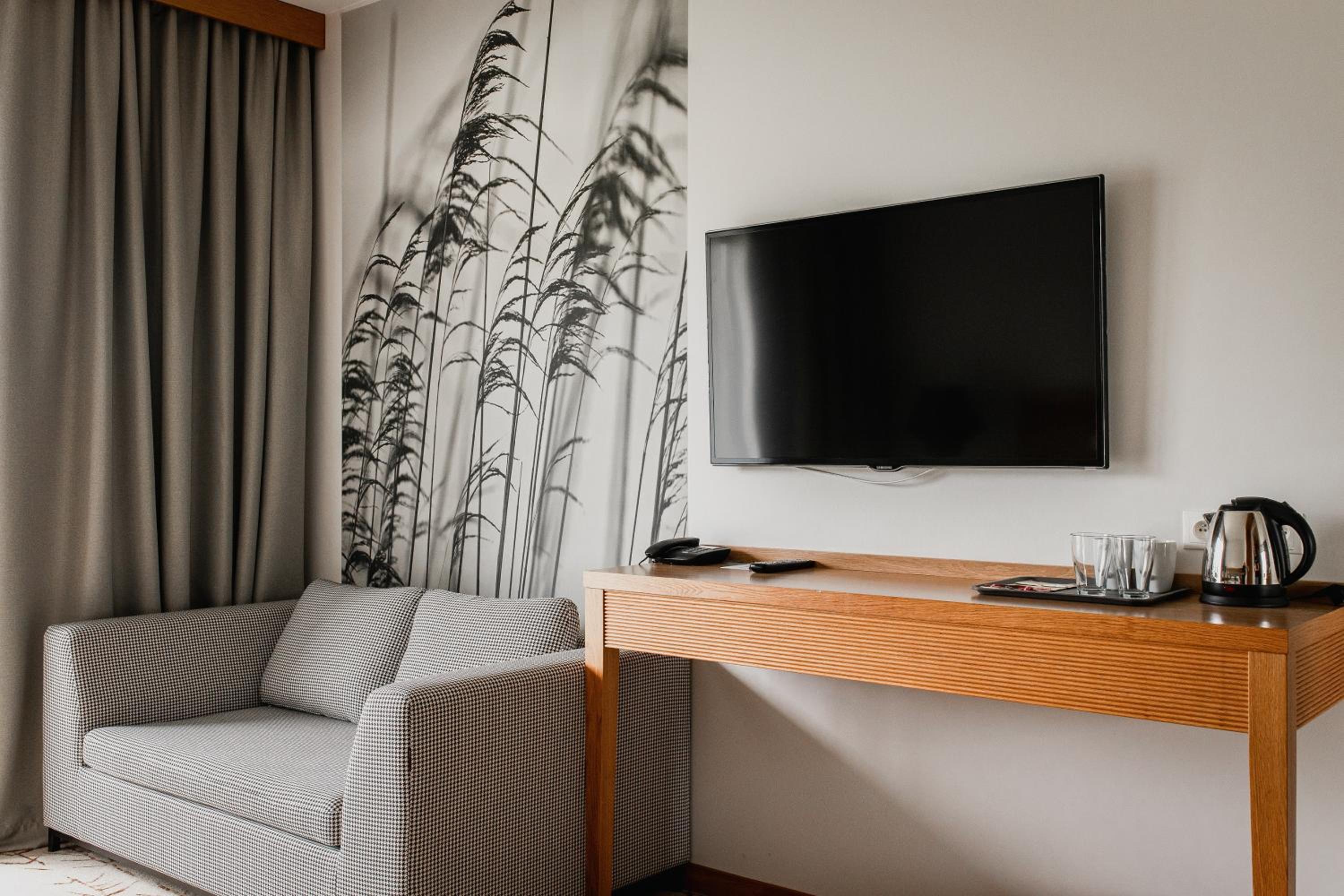 Premium Room with Lake View - Photo 5