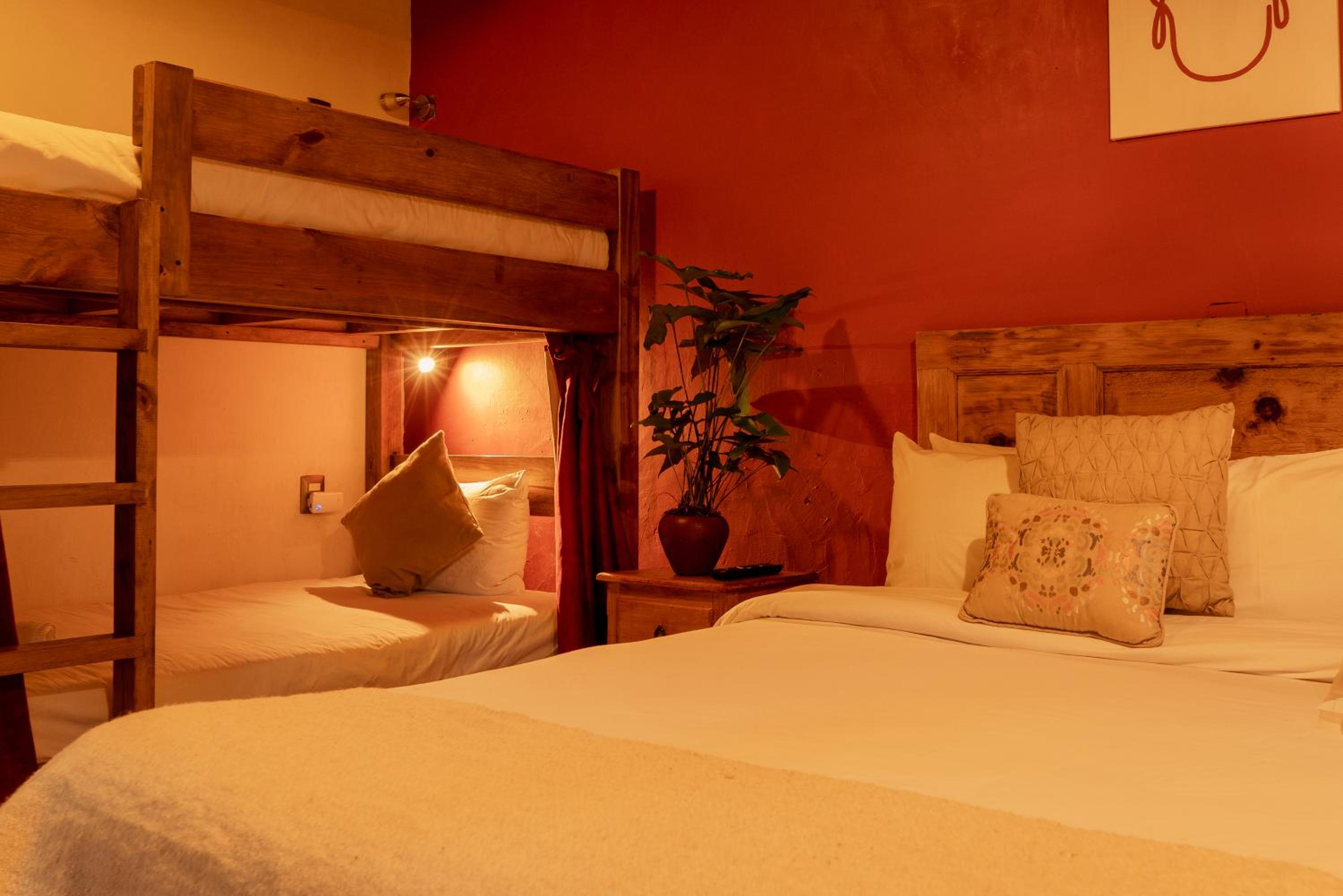 Quadruple Room with Private Bathroom photo 1