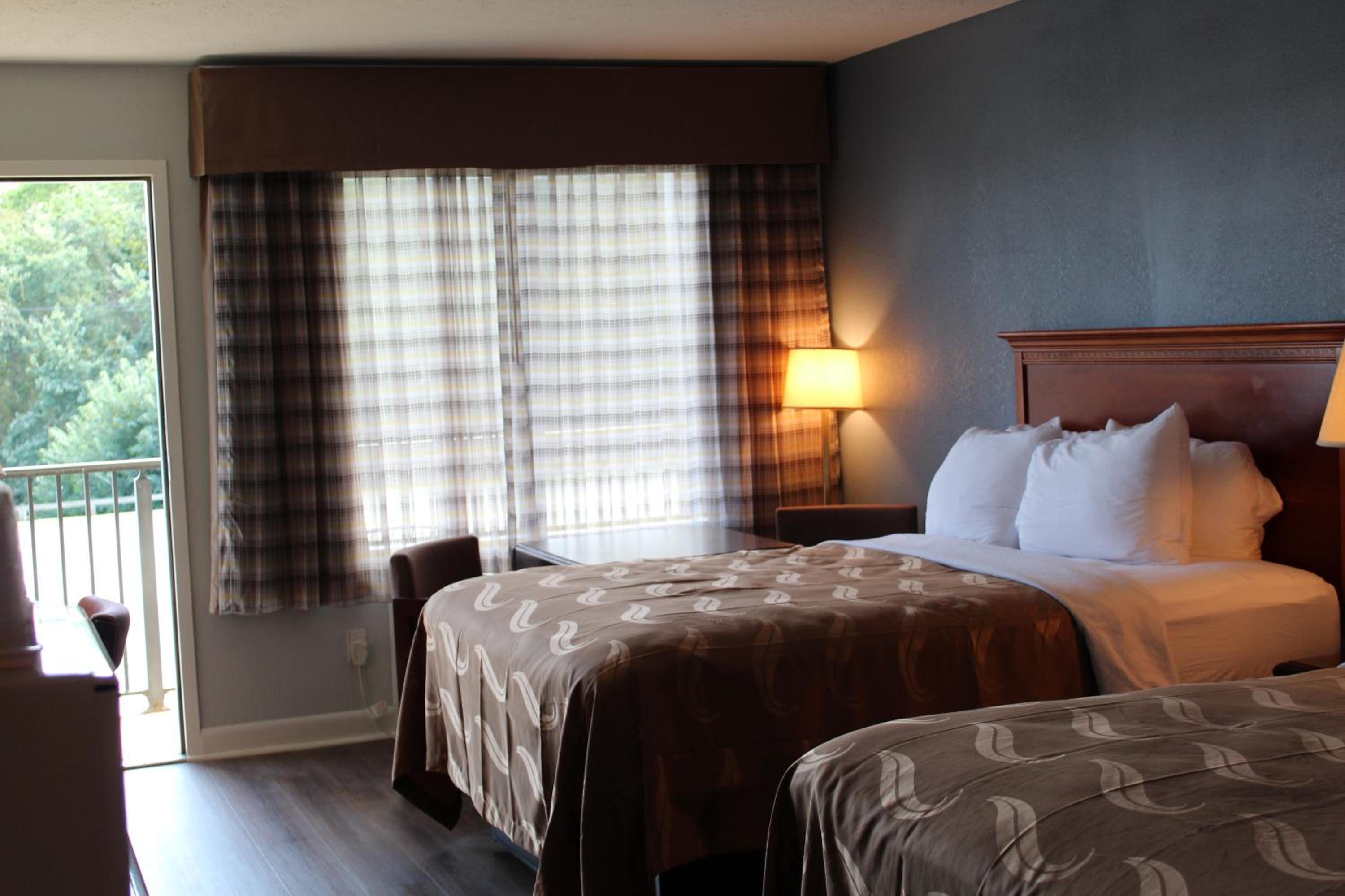 Queen Room with Two Queen Beds Lake Front - Non Smoking/Top Floor - Photo 5