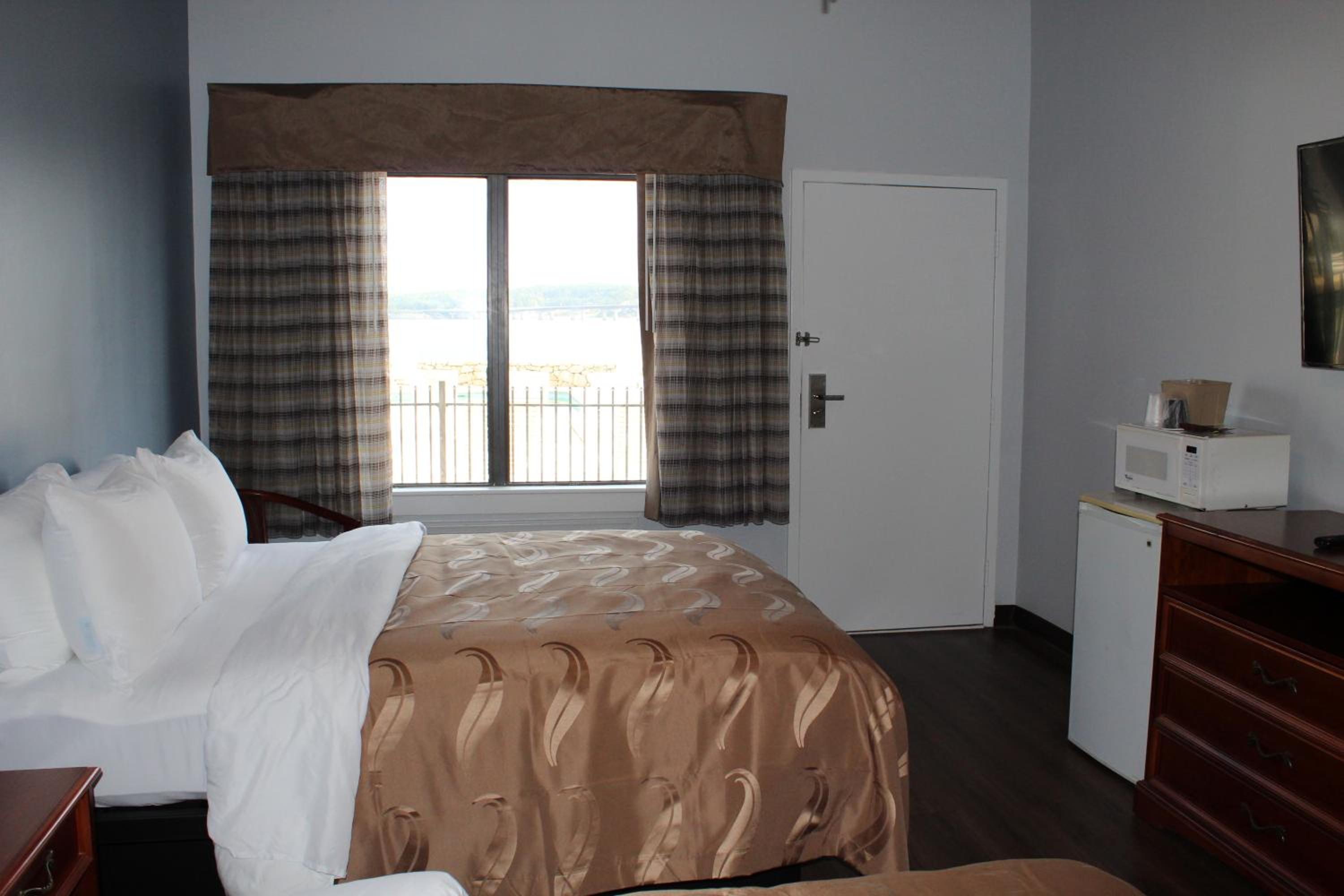 Standard Queen Room with Two Queen Beds - Non Smoking  - Photo 12