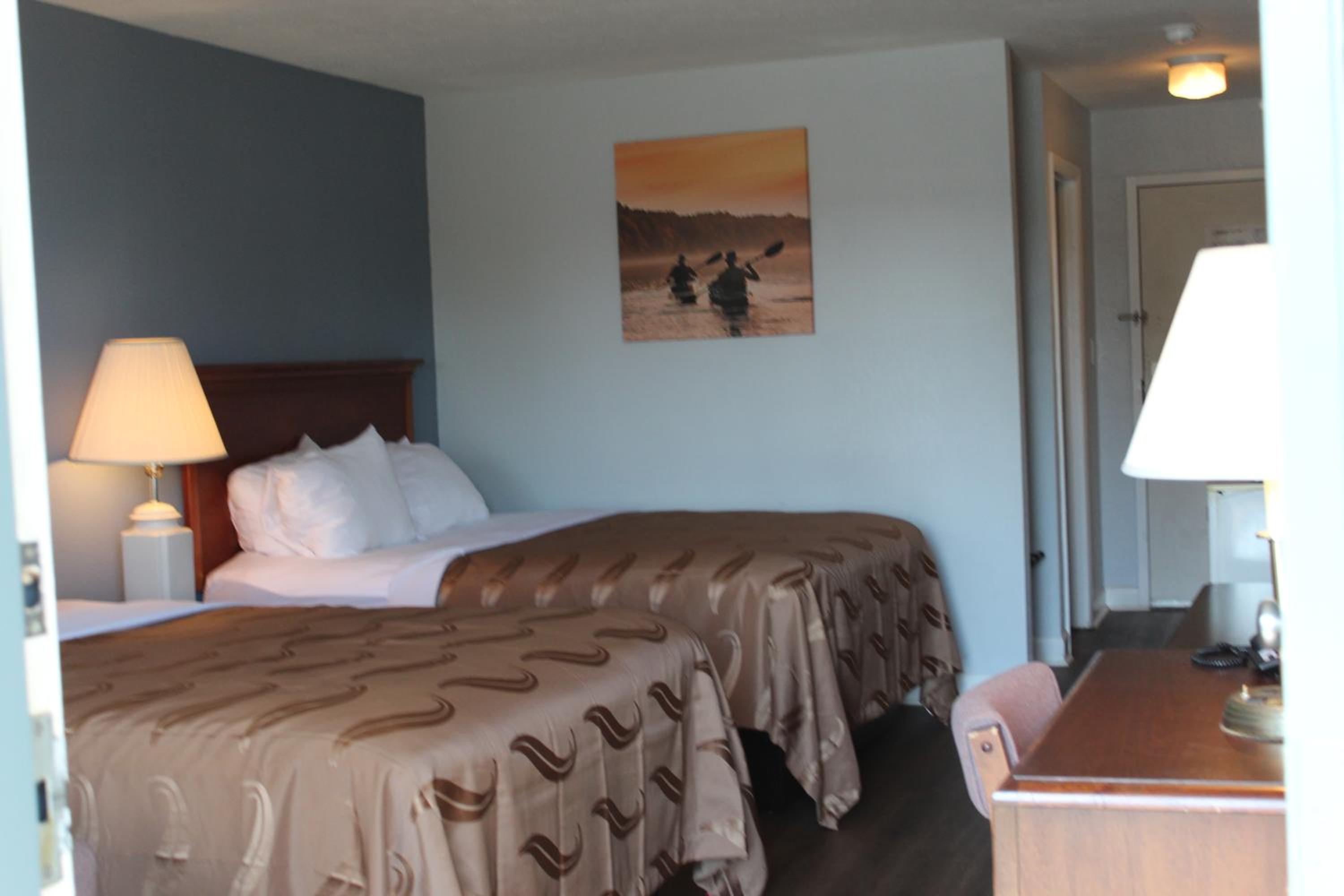 Standard Queen Room with Two Queen Beds - Non Smoking  - Photo 5
